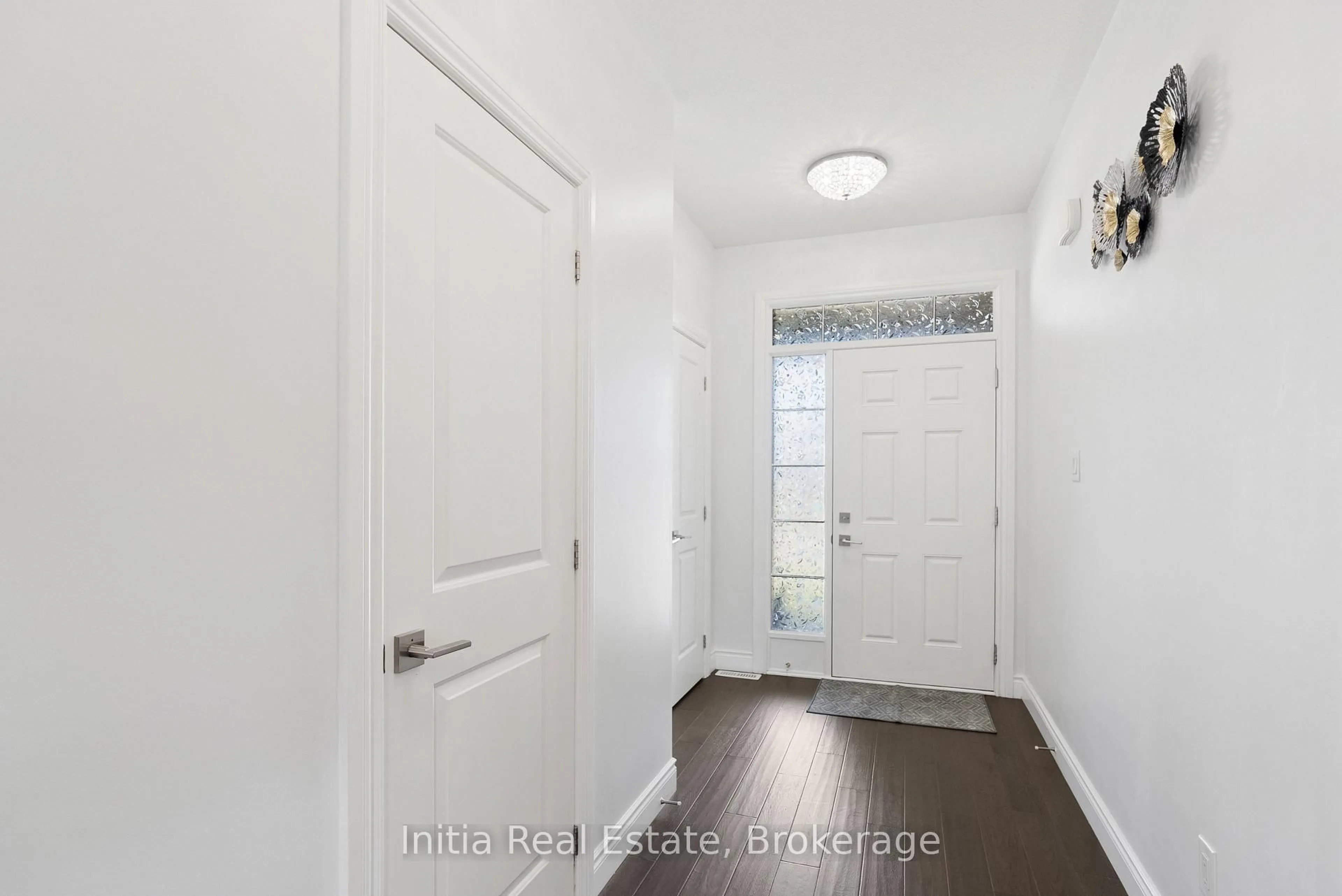 Indoor entryway for 1589 Henrica Ave, London North Ontario N6G 0Y1