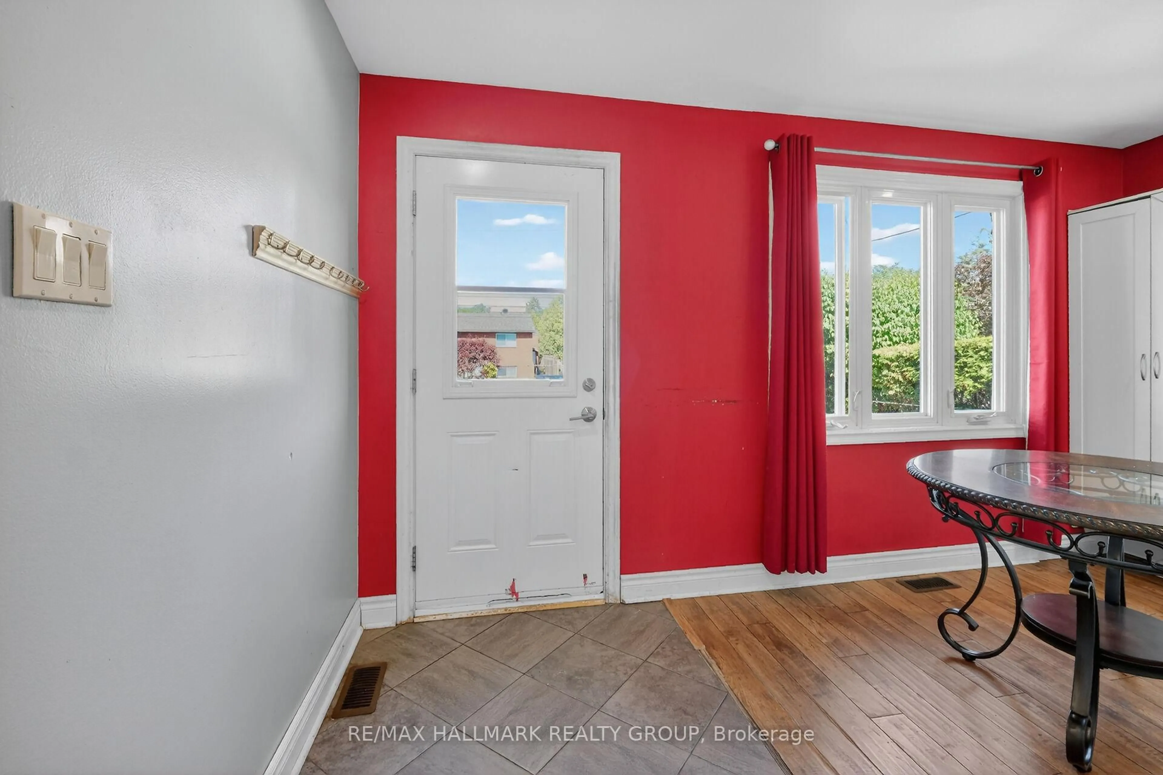 Indoor entryway for 1412 Maxime St, Ottawa Ontario K1B 3L1