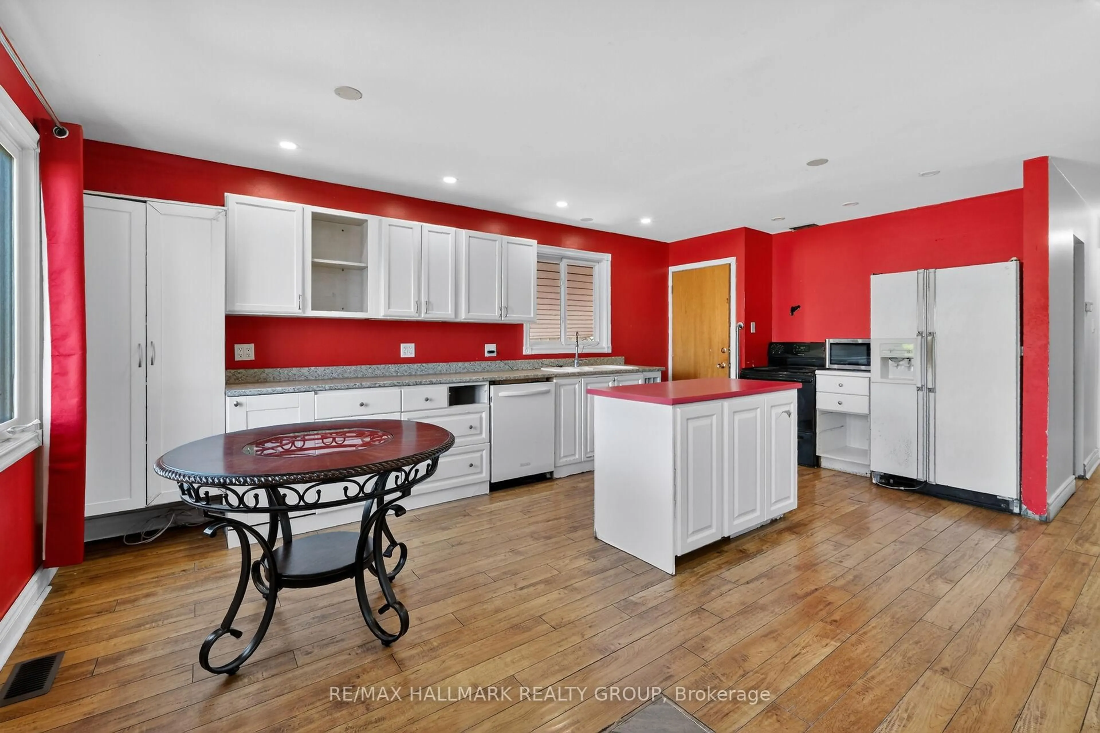 Open concept kitchen, ceramic/tile floor for 1412 Maxime St, Ottawa Ontario K1B 3L1
