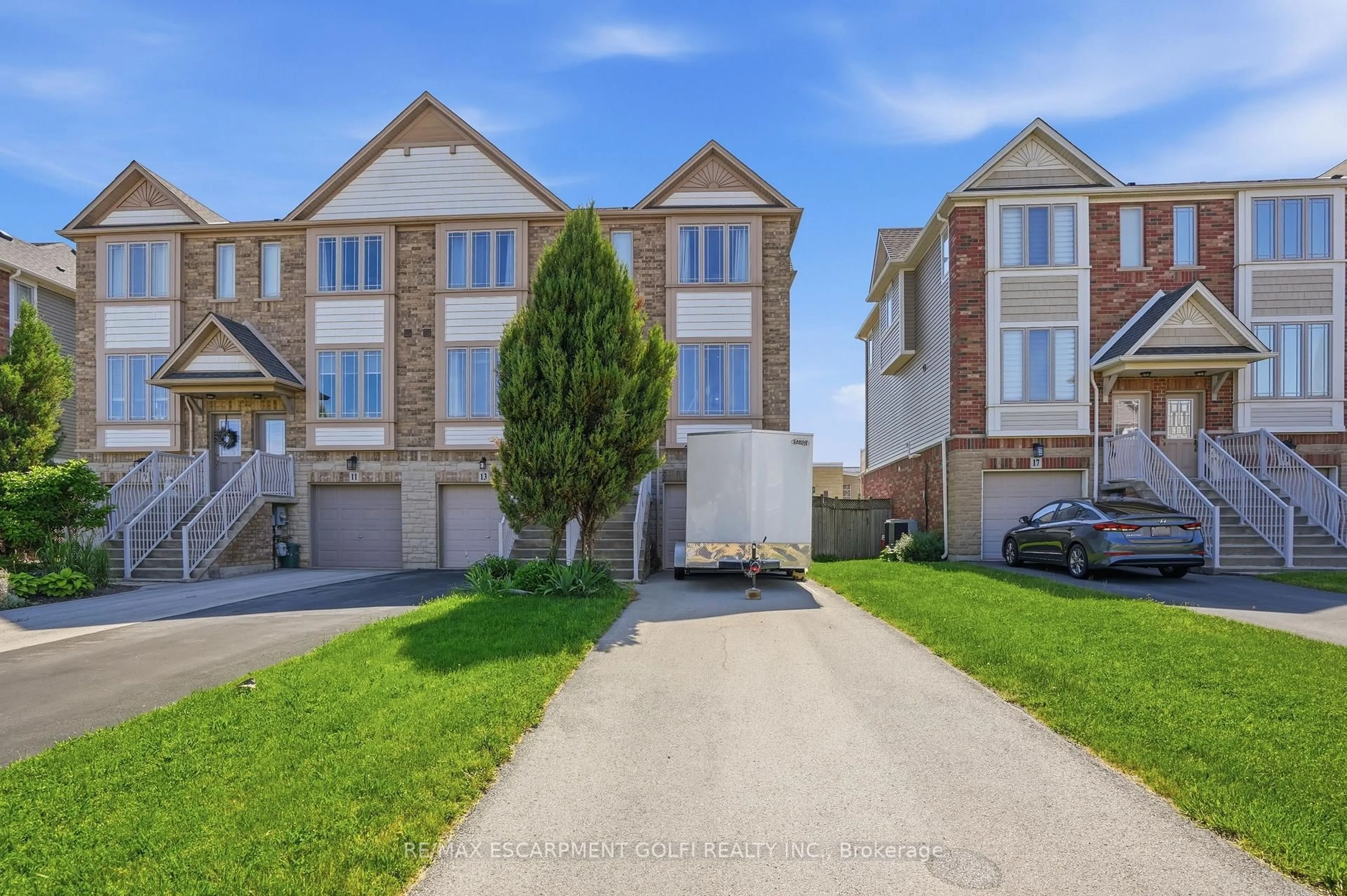 A pic from outside/outdoor area/front of a property/back of a property/a pic from drone, street for 15 Hemlock Way, Grimsby Ontario L3M 0A7