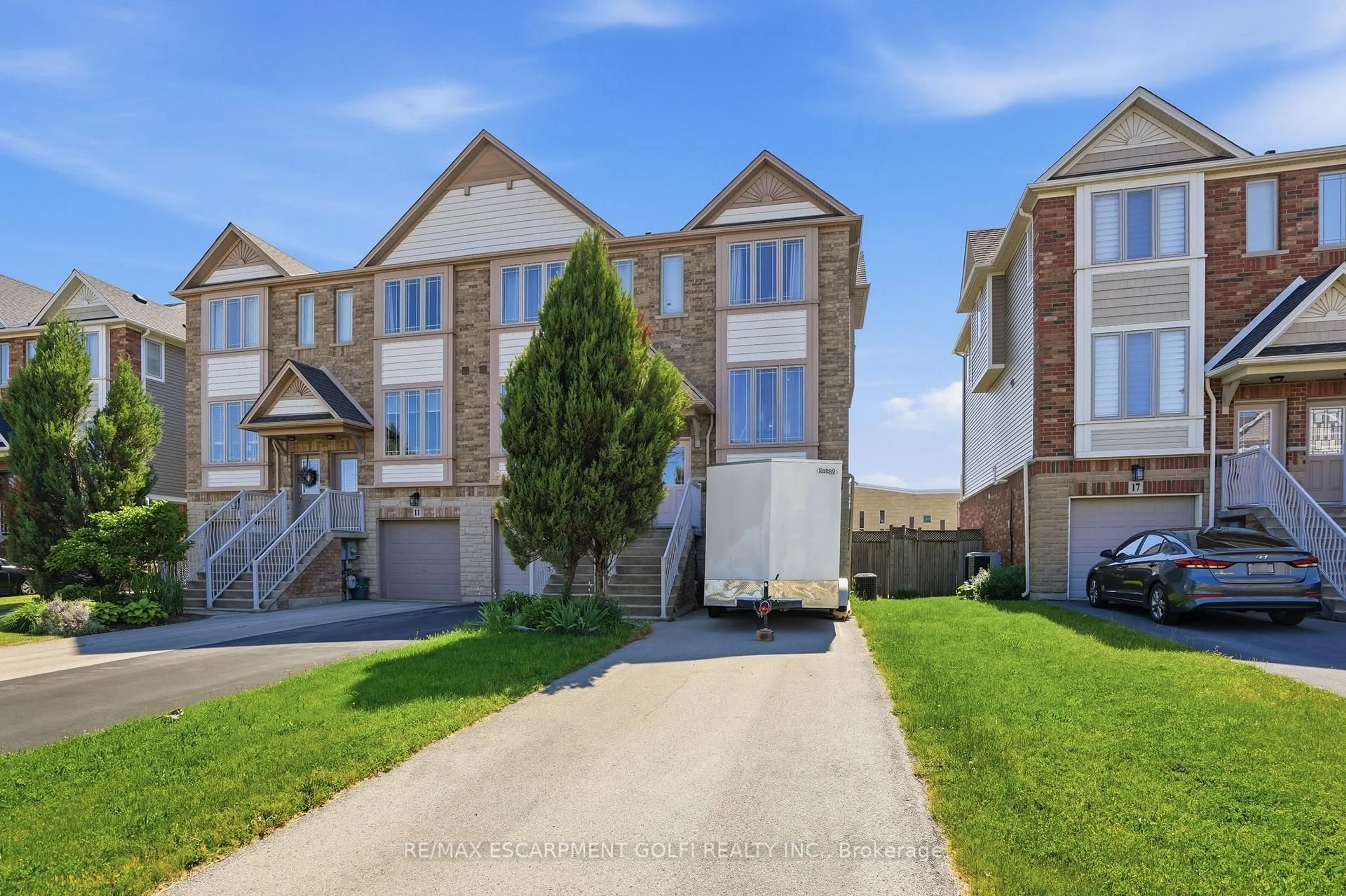 A pic from outside/outdoor area/front of a property/back of a property/a pic from drone, street for 15 Hemlock Way, Grimsby Ontario L3M 0A7