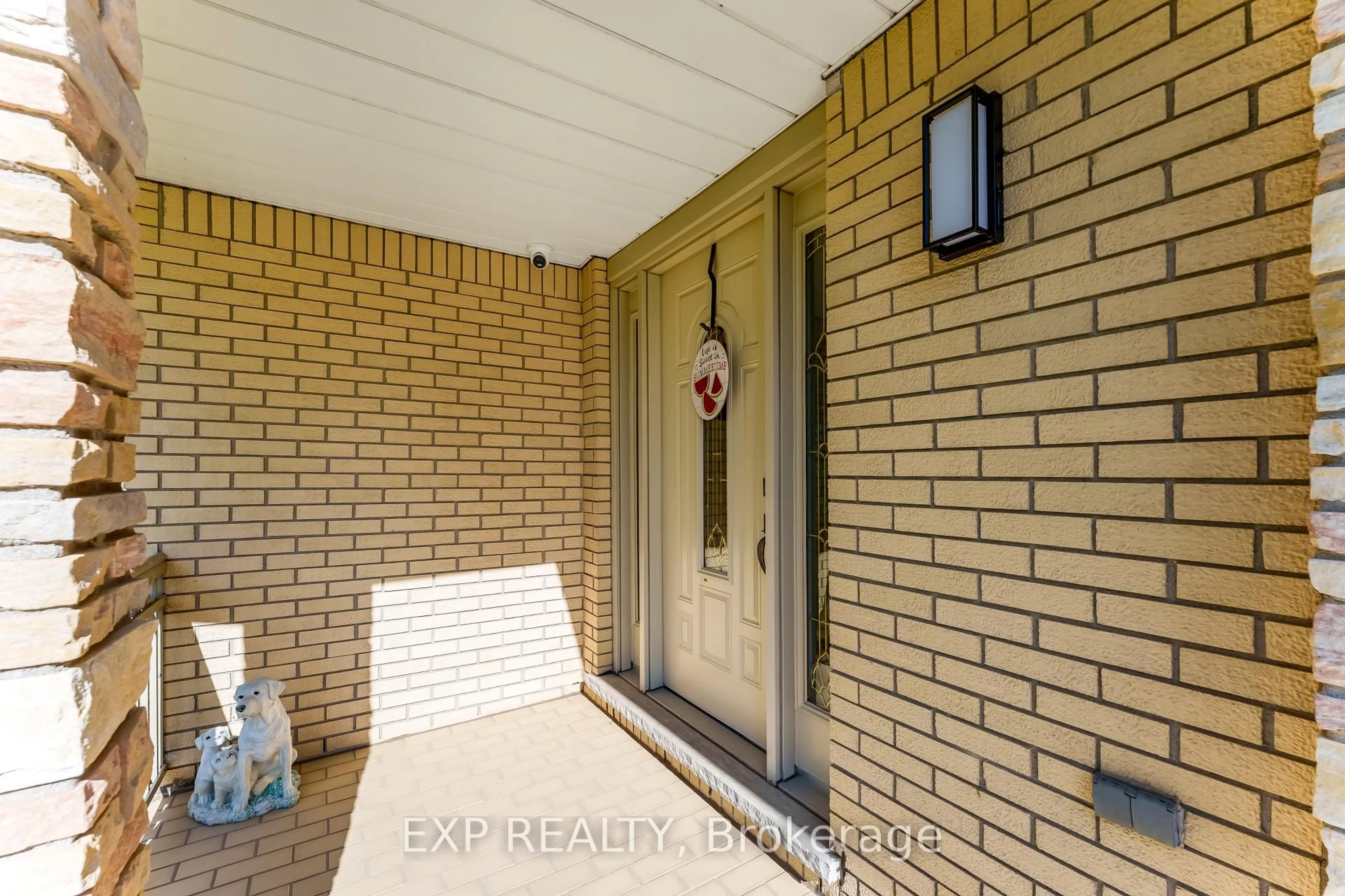 Indoor entryway for 2047 Hamilton Rd, London South Ontario N6M 1G1