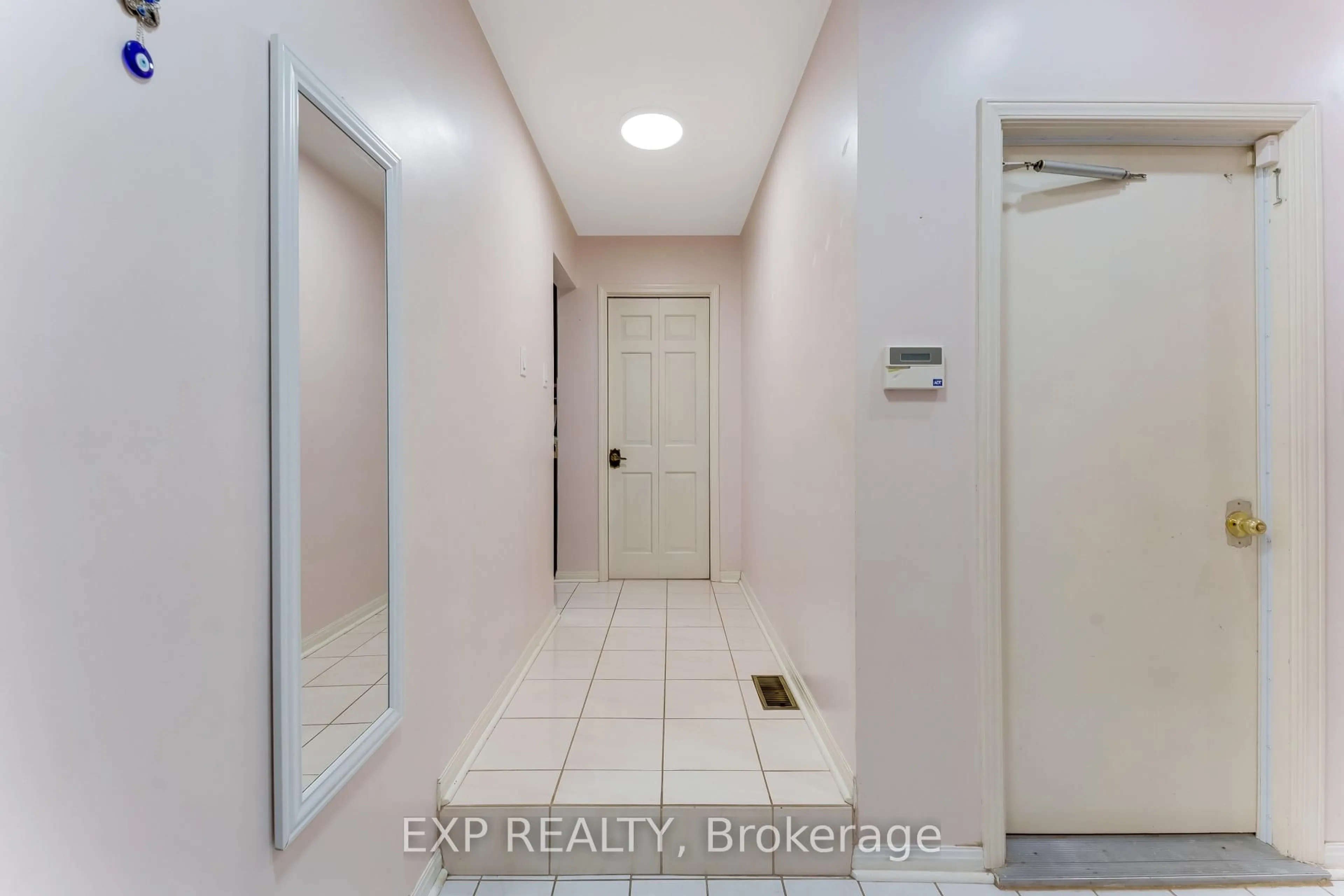 Indoor entryway for 2047 Hamilton Rd, London South Ontario N6M 1G1