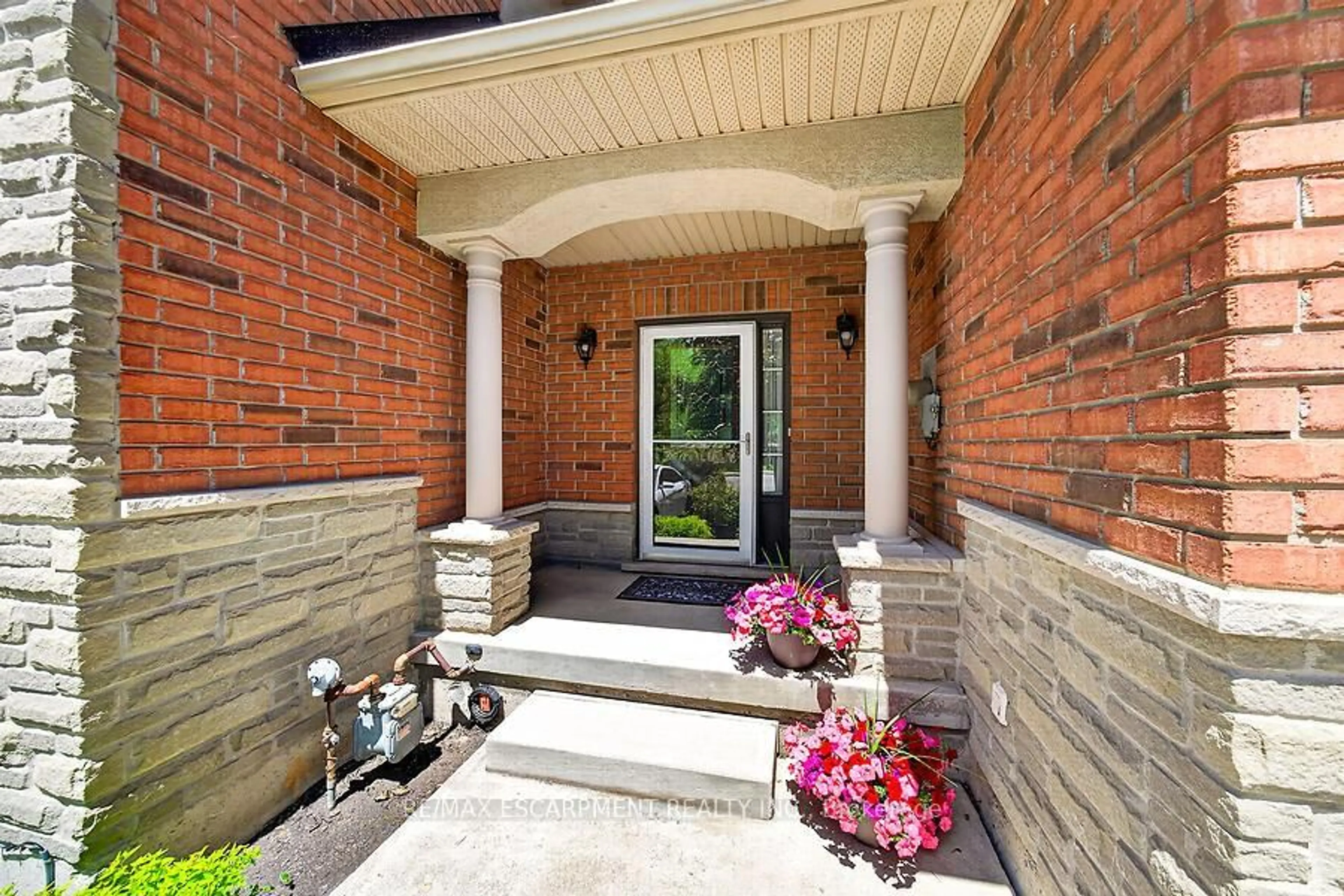 Indoor entryway for 354 Highland Rd, Hamilton Ontario L8J 3W3