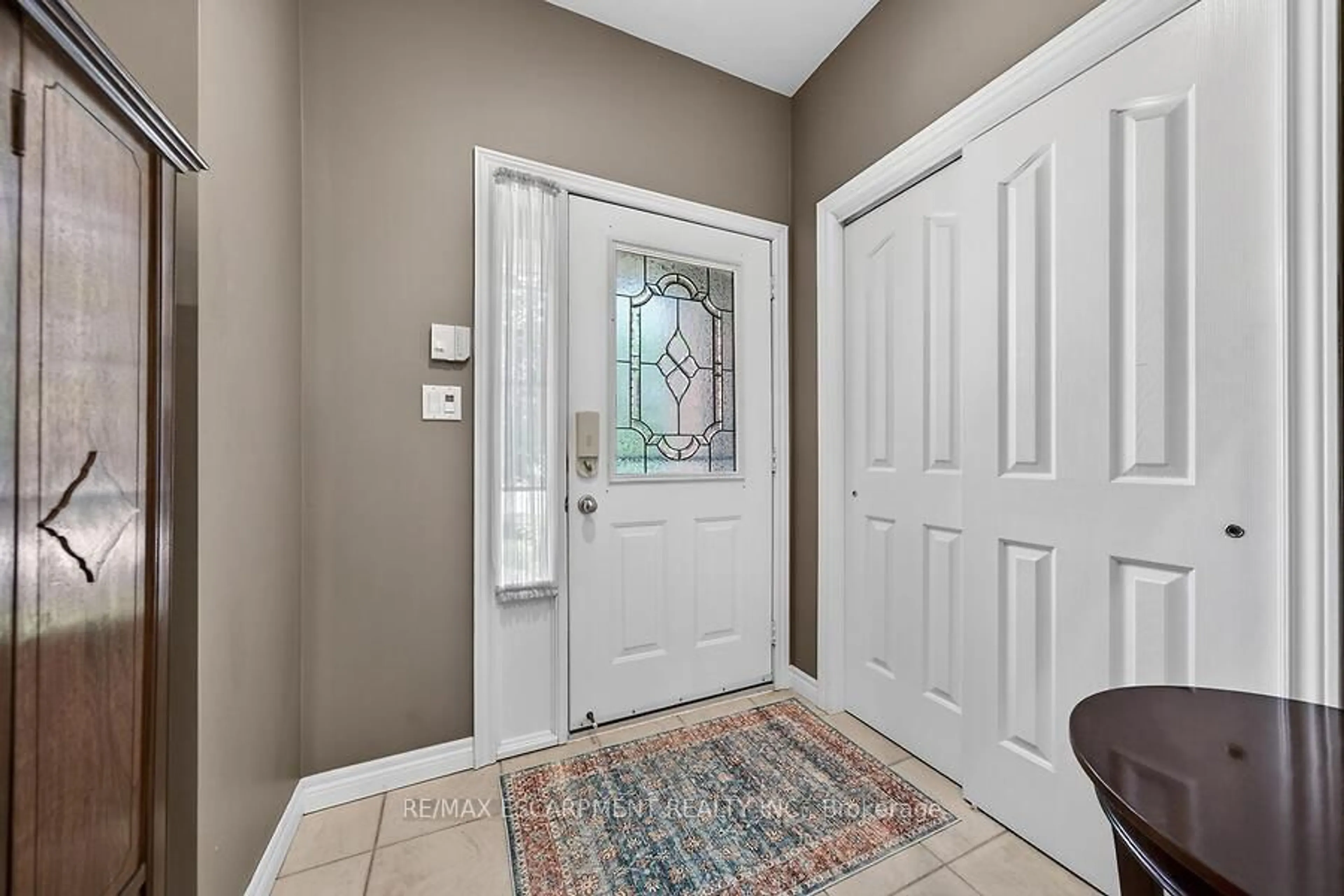 Indoor entryway for 354 Highland Rd, Hamilton Ontario L8J 3W3