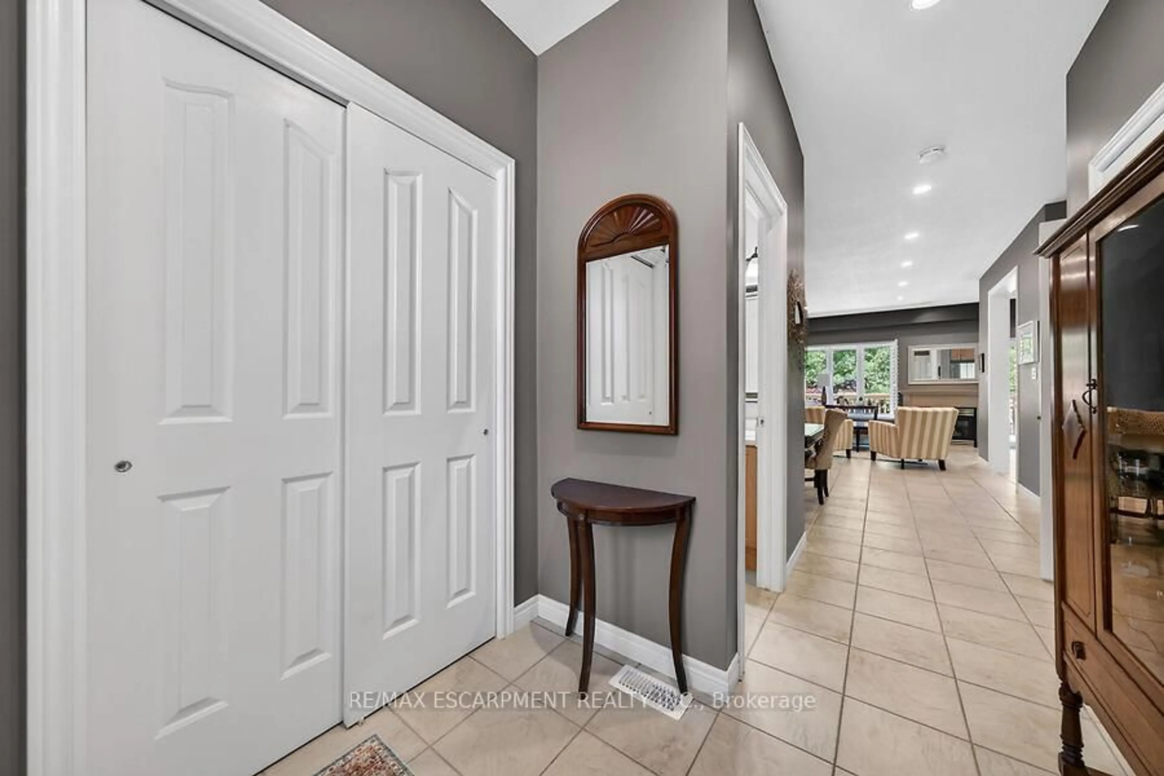 Indoor entryway for 354 Highland Rd, Hamilton Ontario L8J 3W3