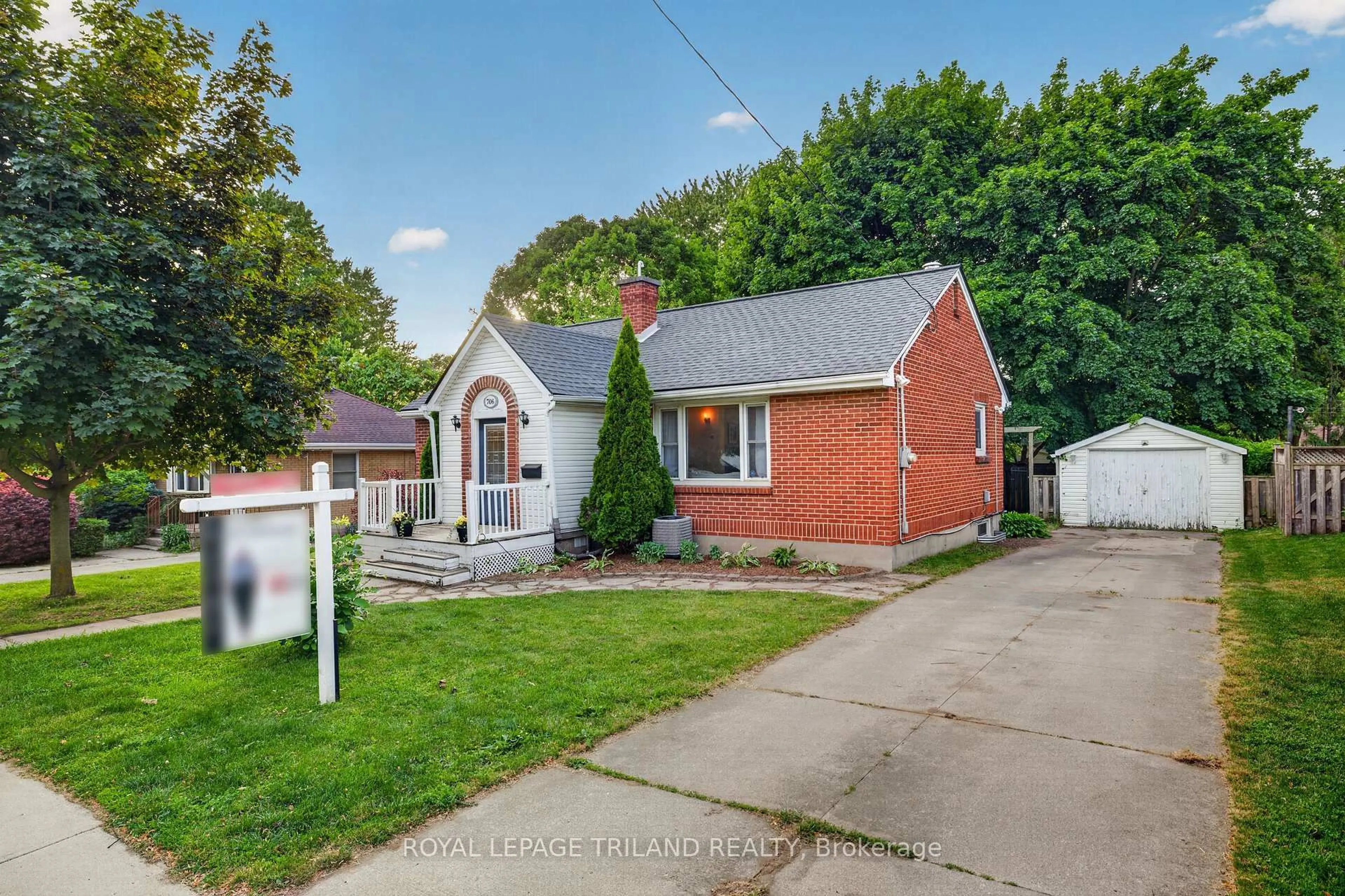 A pic from outside/outdoor area/front of a property/back of a property/a pic from drone, street for 706 Victoria St, London East Ontario N5Y 4C4
