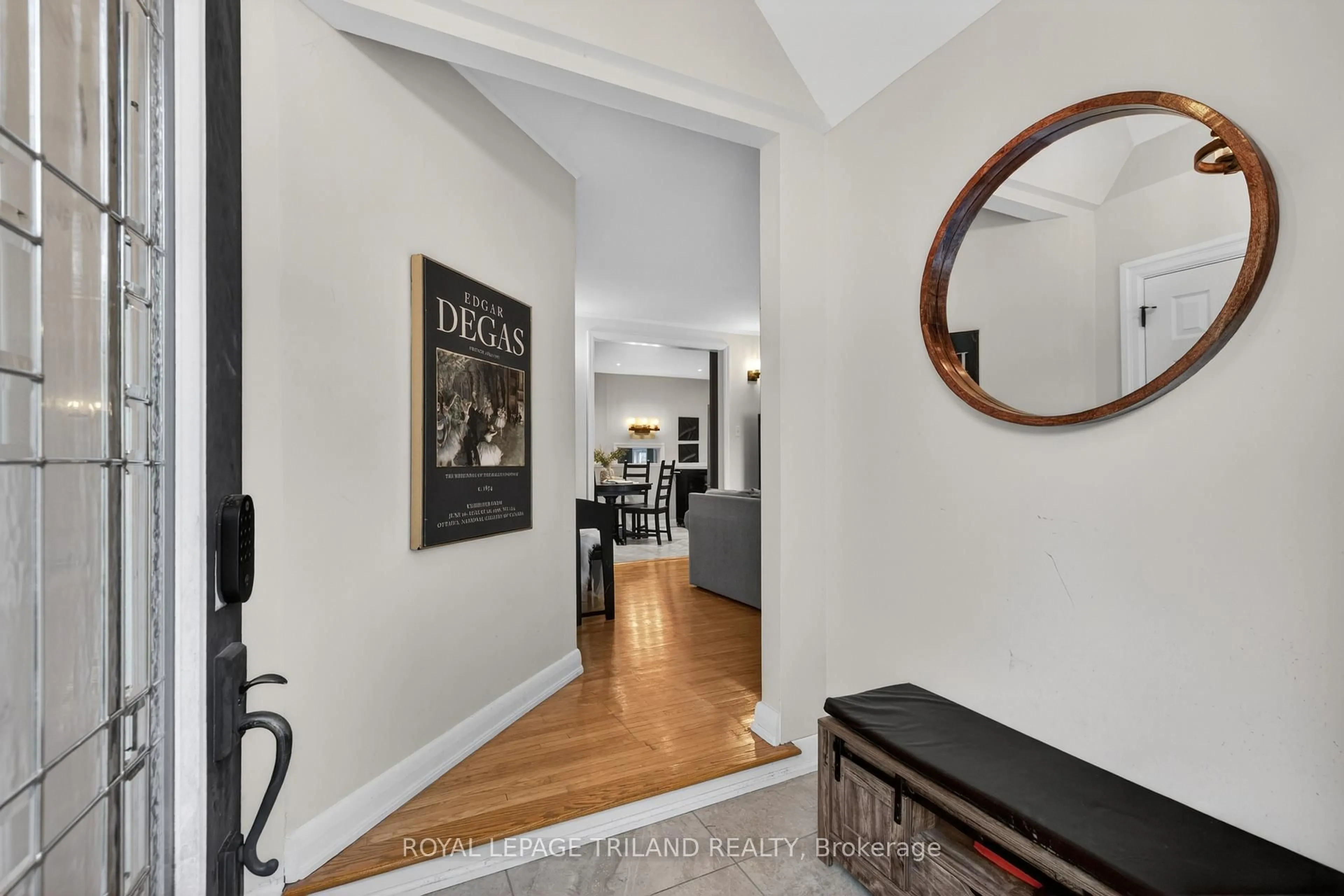 Indoor entryway for 706 Victoria St, London East Ontario N5Y 4C4