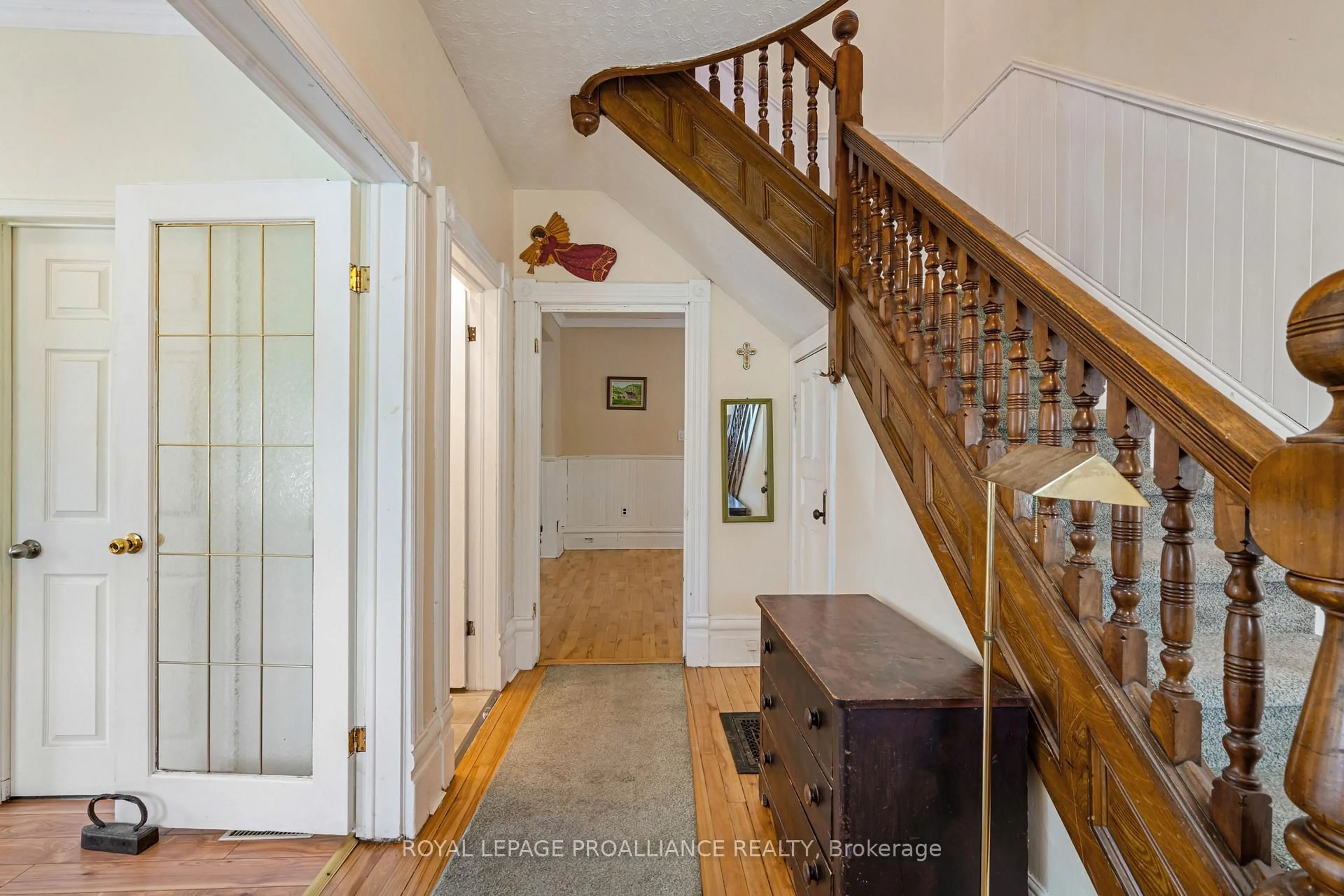 Indoor foyer for 568 James St, Prescott Ontario K0E 1T0