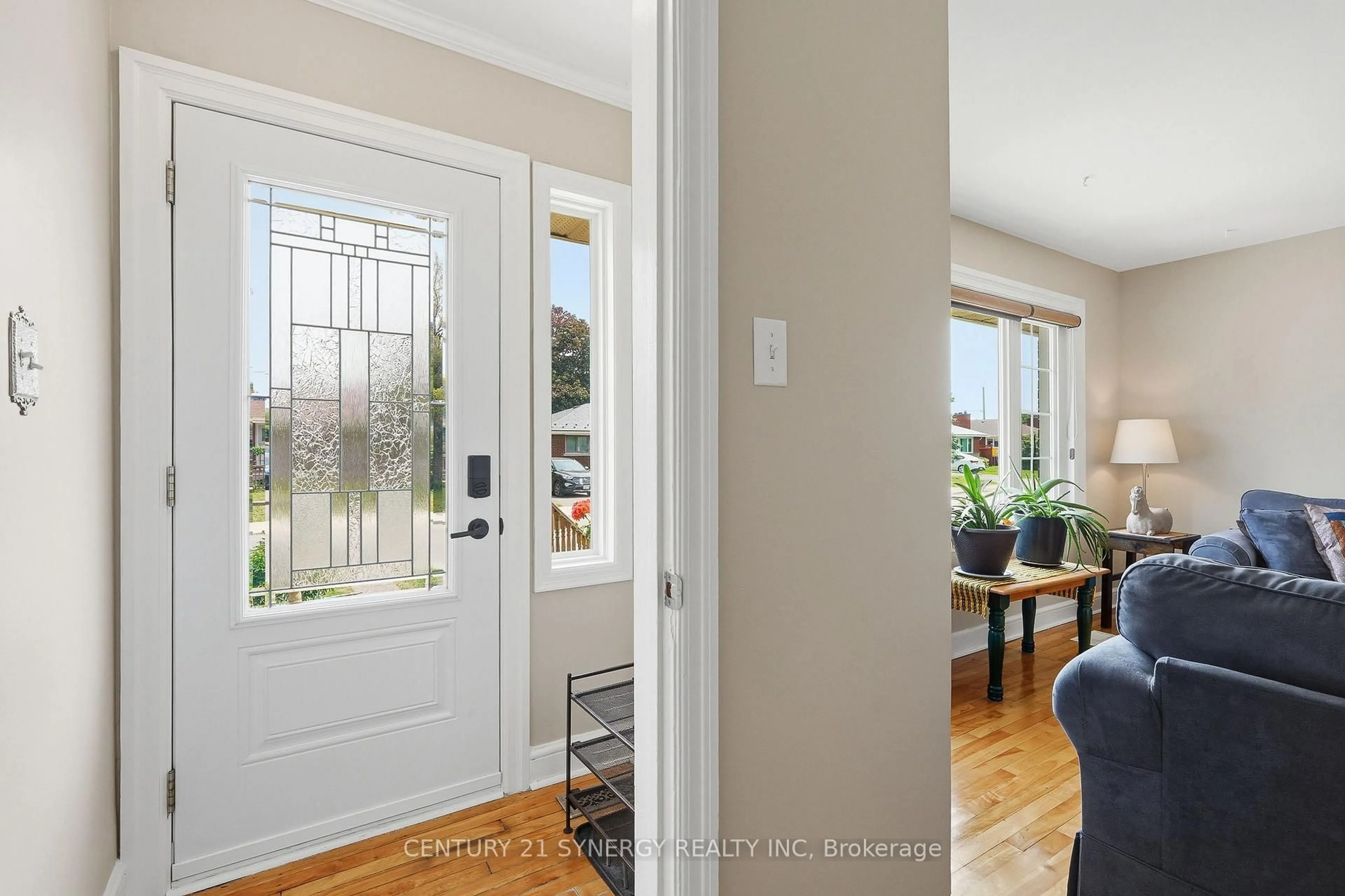 Indoor entryway for 1324 Avenue O, Ottawa Ontario K1G 0A9