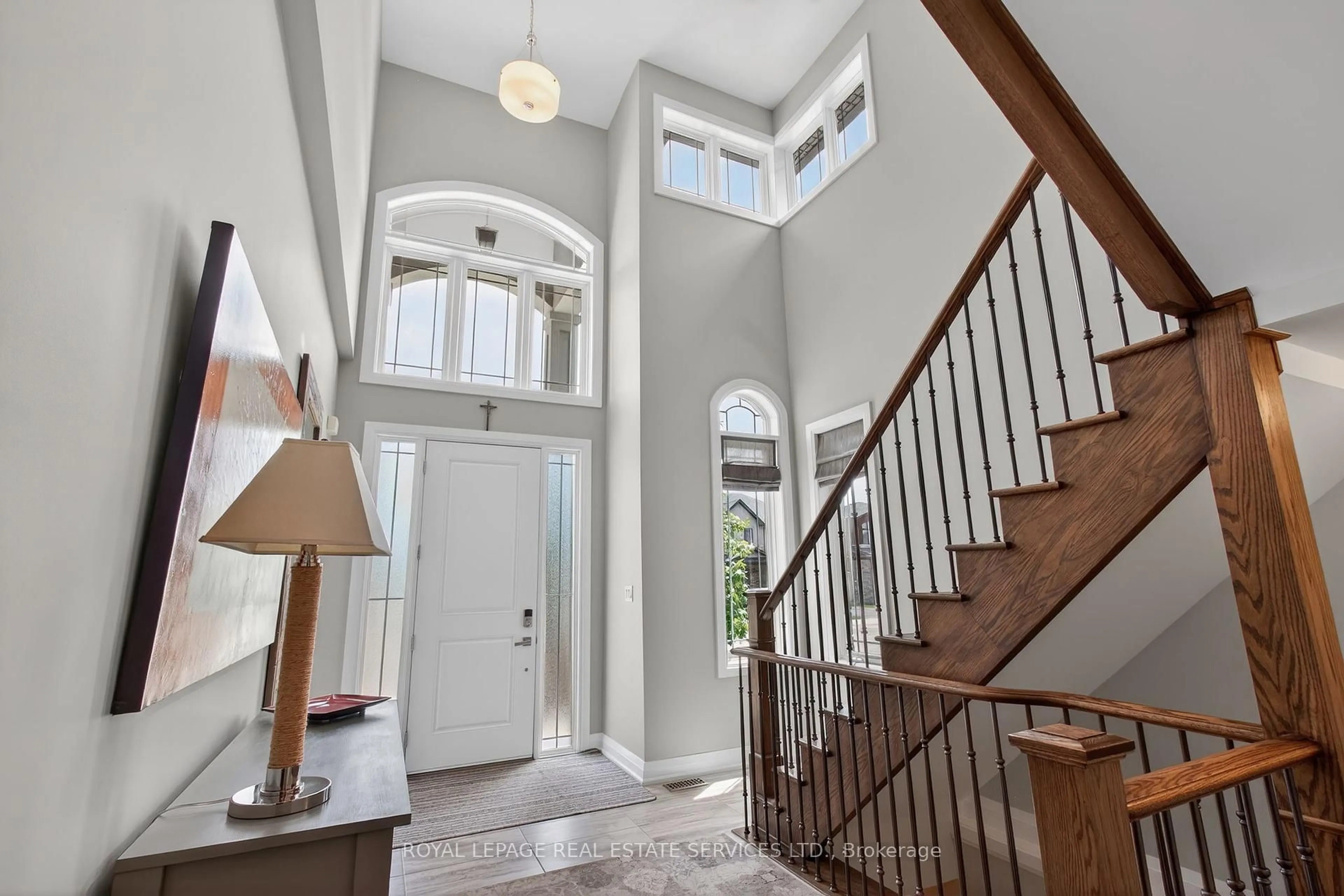 Indoor entryway for 31 Dorr Crt, Hamilton Ontario L9K 0H4
