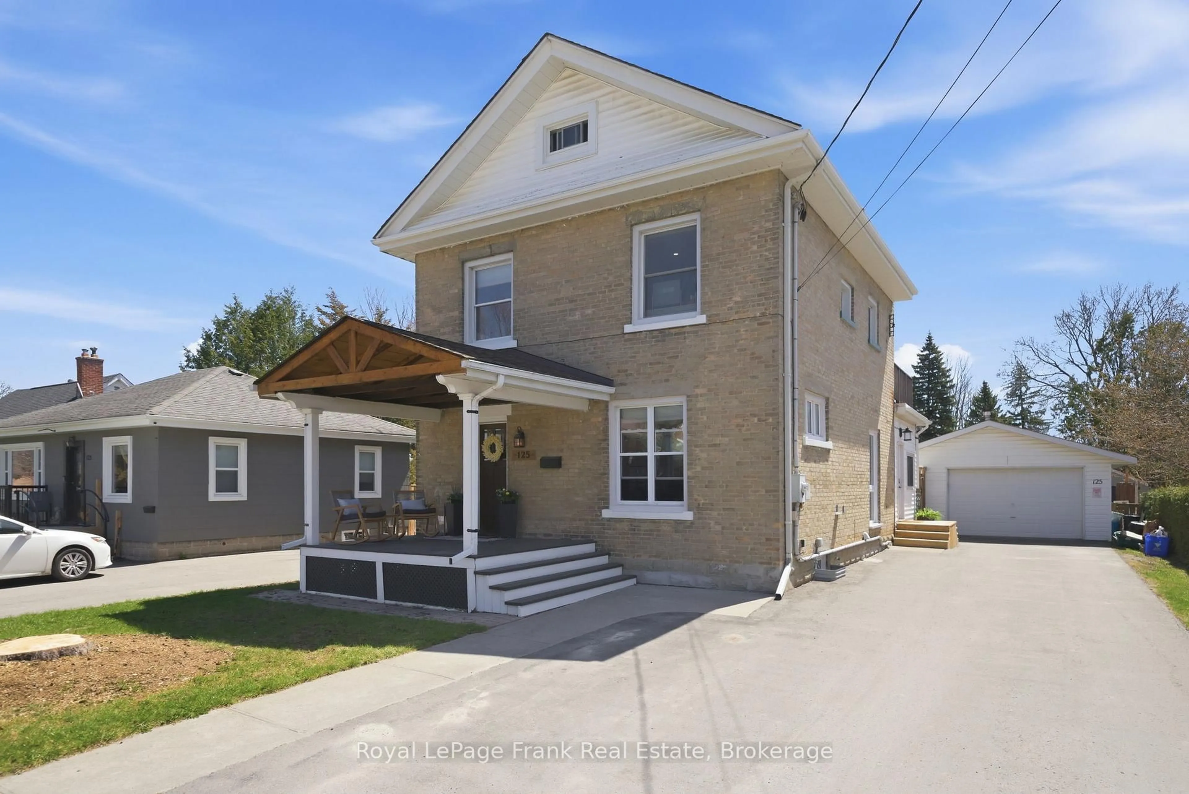 Home with vinyl exterior material, street for 125 Glenelg St, Kawartha Lakes Ontario K9V 2V8