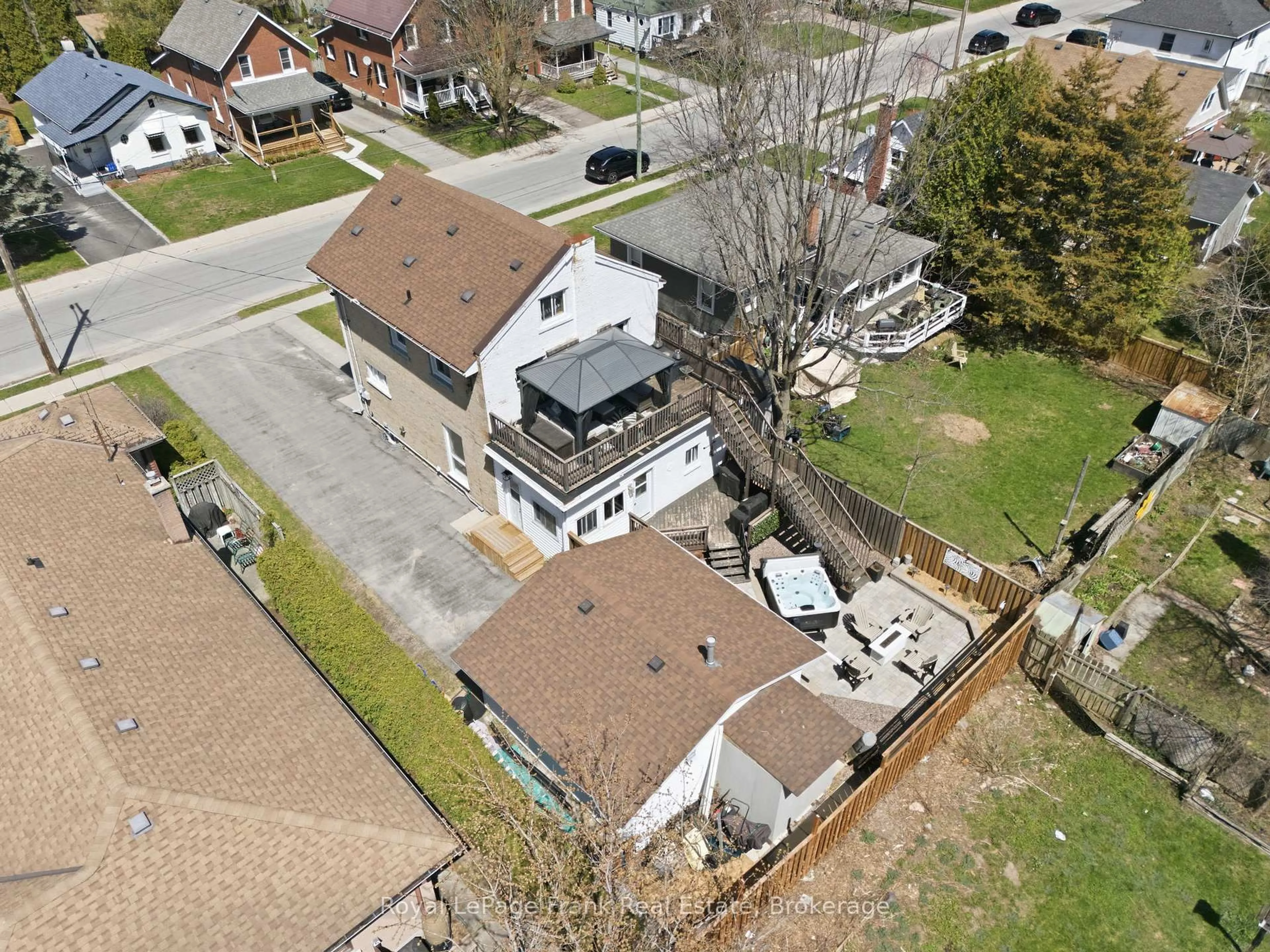 A pic from outside/outdoor area/front of a property/back of a property/a pic from drone, street for 125 Glenelg St, Kawartha Lakes Ontario K9V 2V8