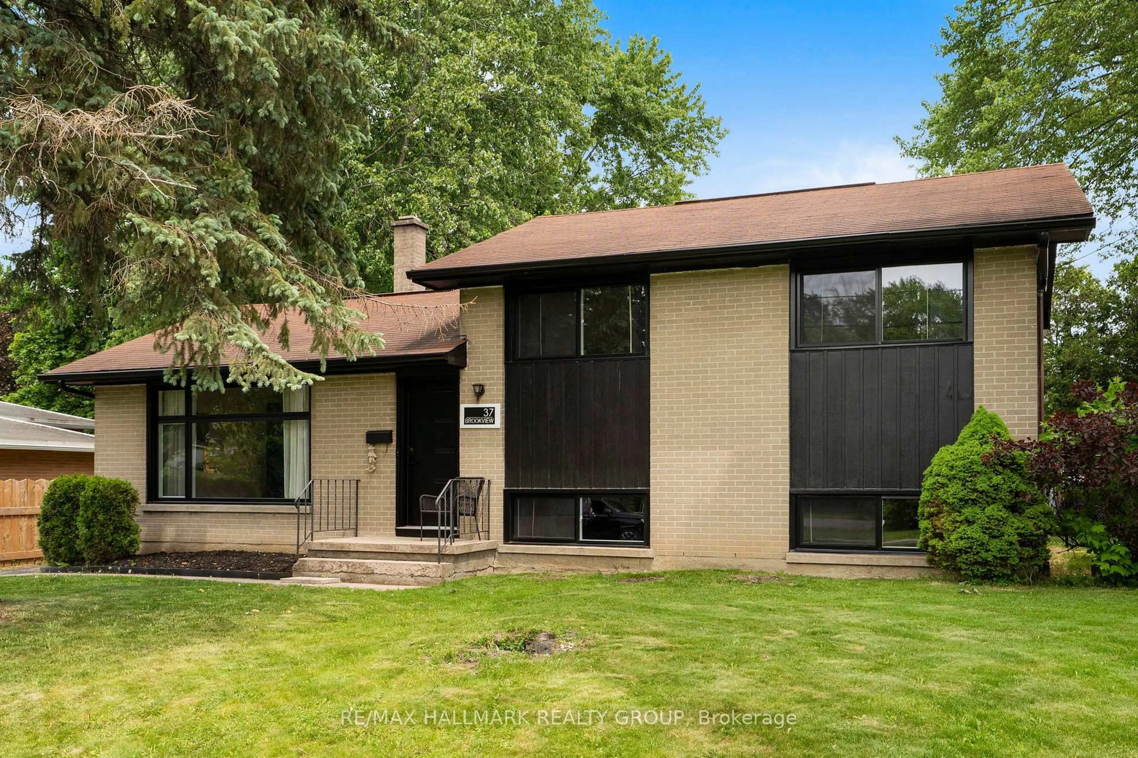 Home with vinyl exterior material, street for 37 Brookview Cres, Brockville Ontario K6V 4N9