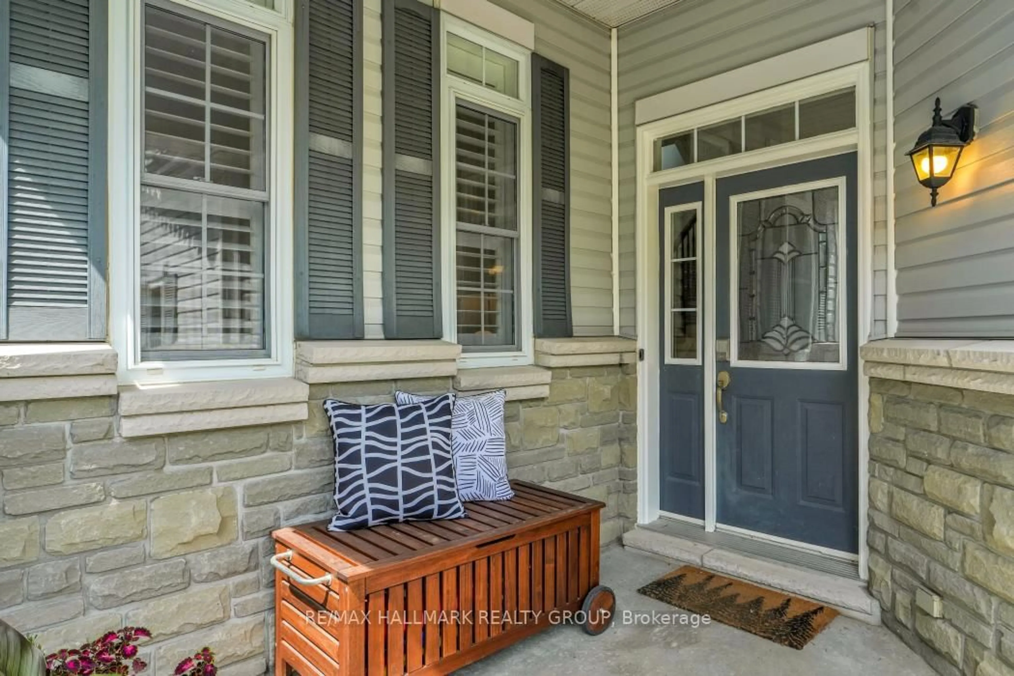 Indoor entryway for 16 Hemlo Cres, Kanata Ontario K2T 1C7