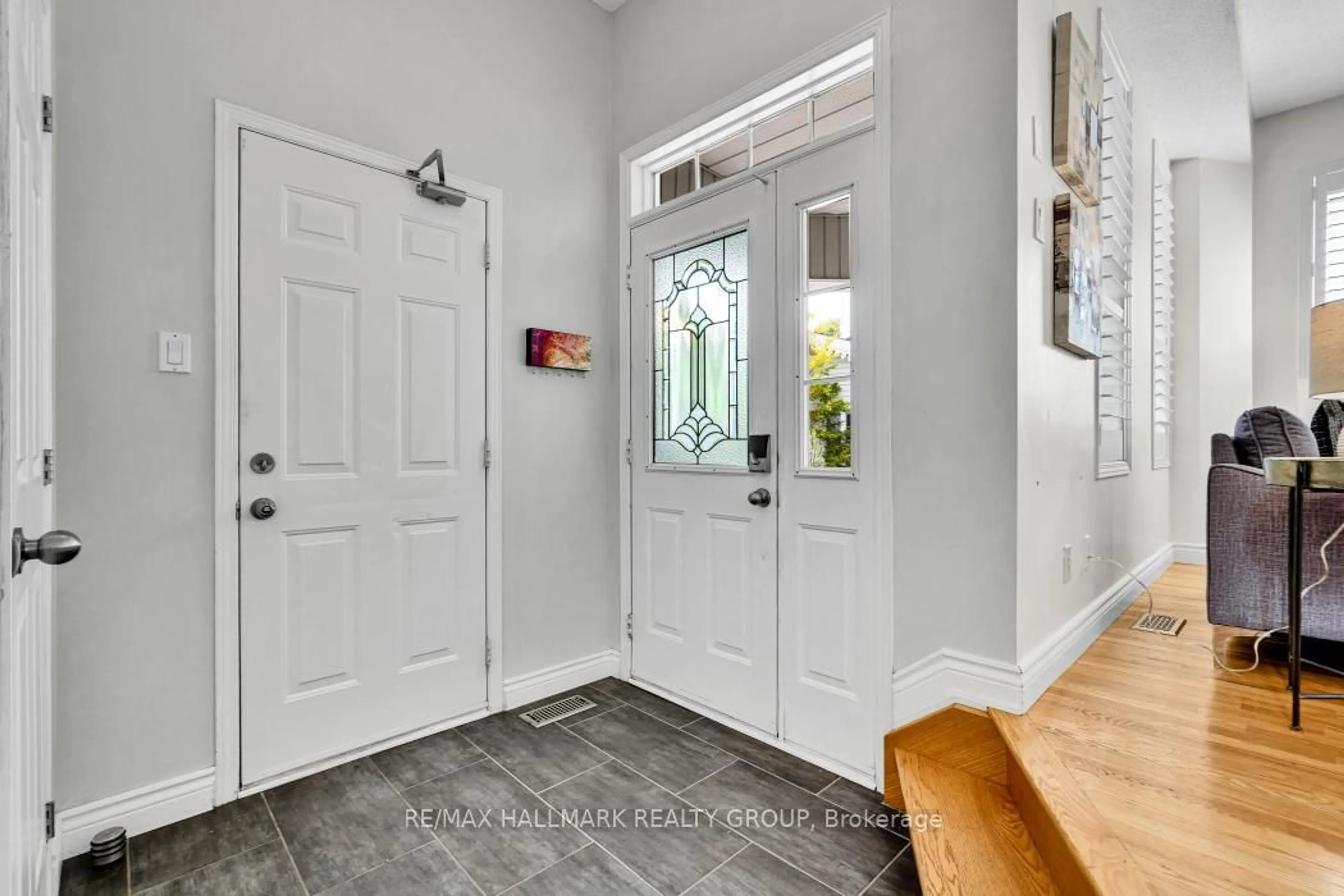 Indoor entryway for 16 Hemlo Cres, Kanata Ontario K2T 1C7