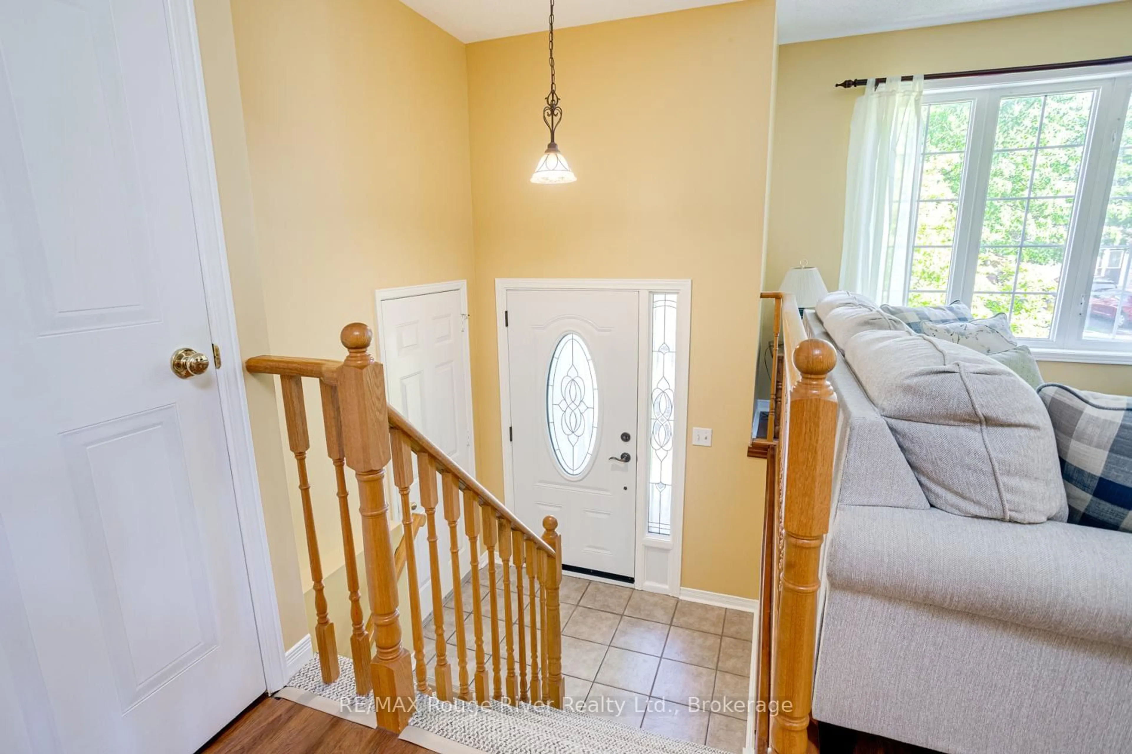 Indoor entryway for 523 Wilson Rd, Cobourg Ontario K9A 5P7