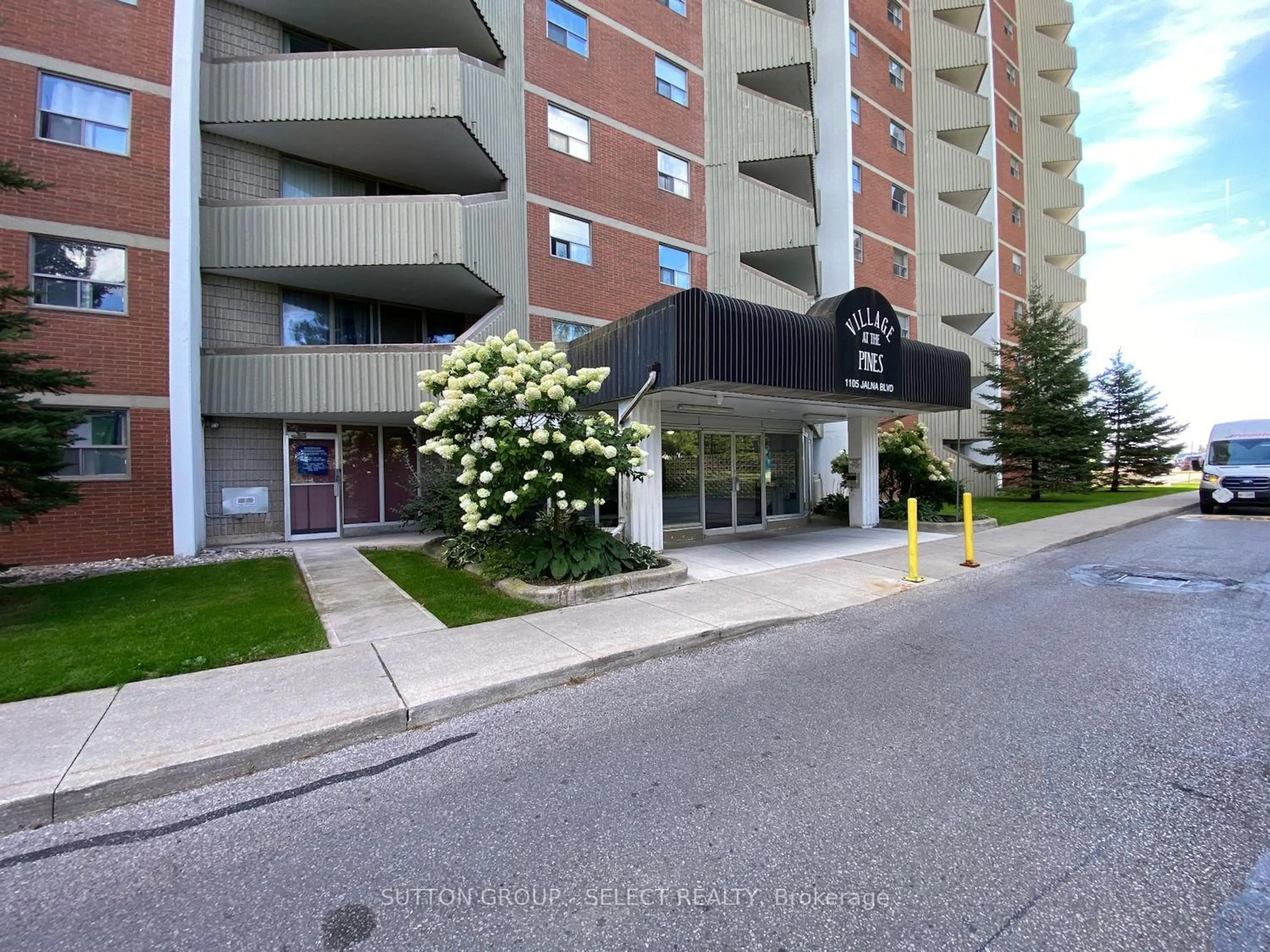 Indoor foyer for 1105 Jalna Blvd #1505, London South Ontario N6E 2S9