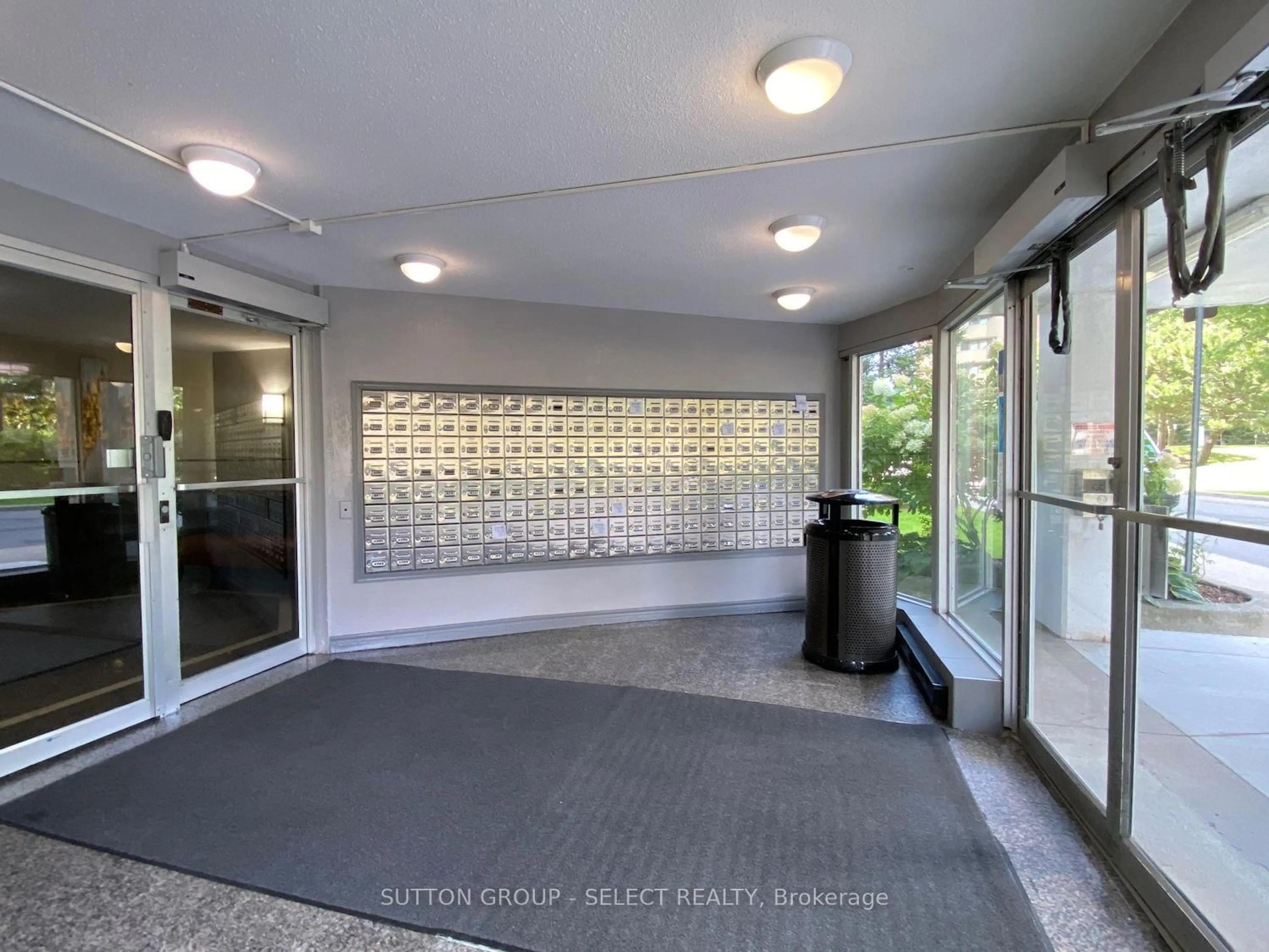 Indoor foyer for 1105 Jalna Blvd #1505, London South Ontario N6E 2S9