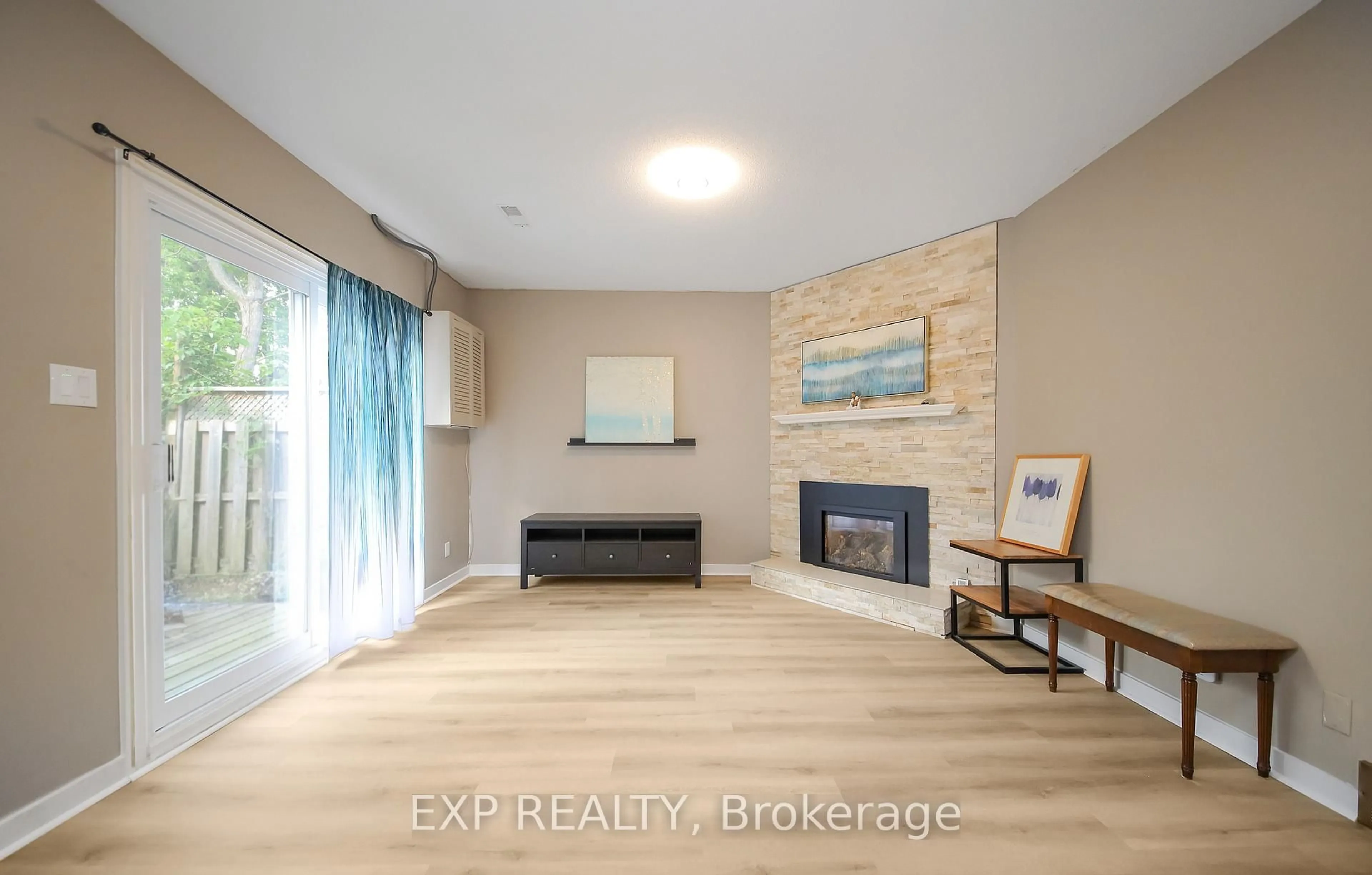 Indoor entryway for 18 Winlock Cres, Ottawa Ontario K2G 3X4