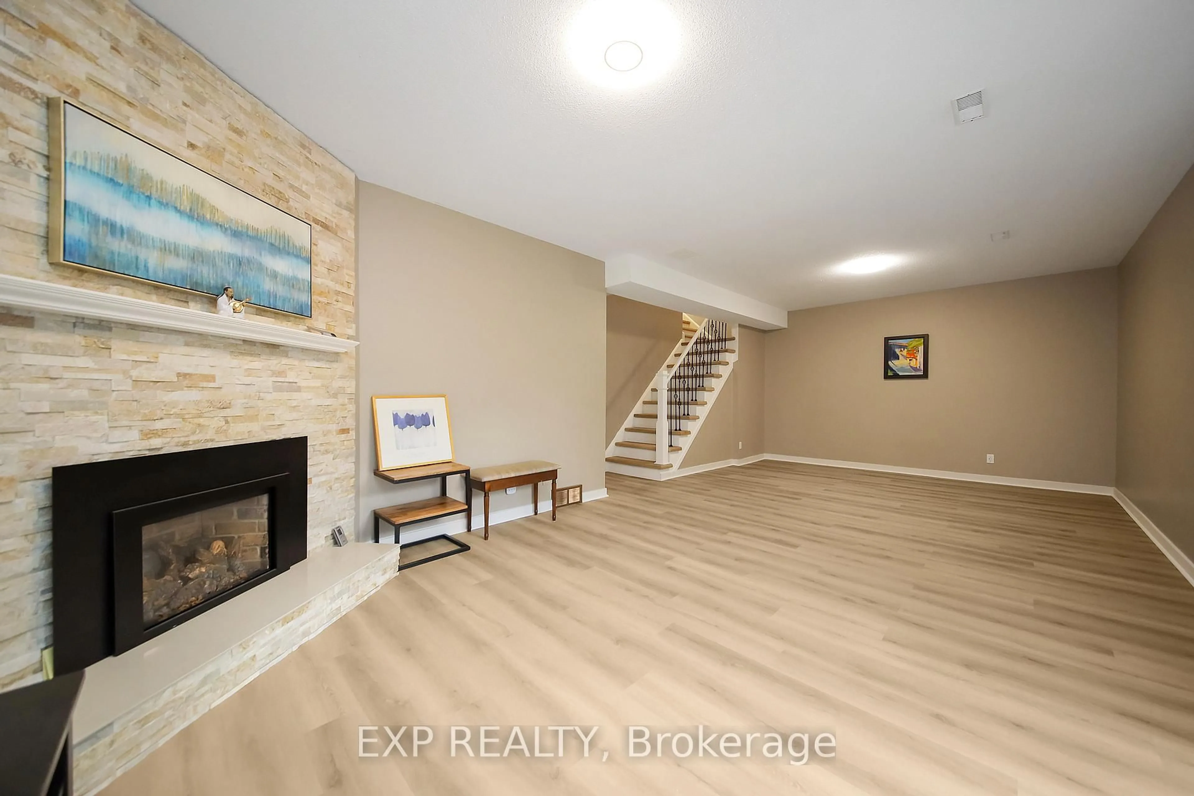Indoor entryway for 18 Winlock Cres, Ottawa Ontario K2G 3X4