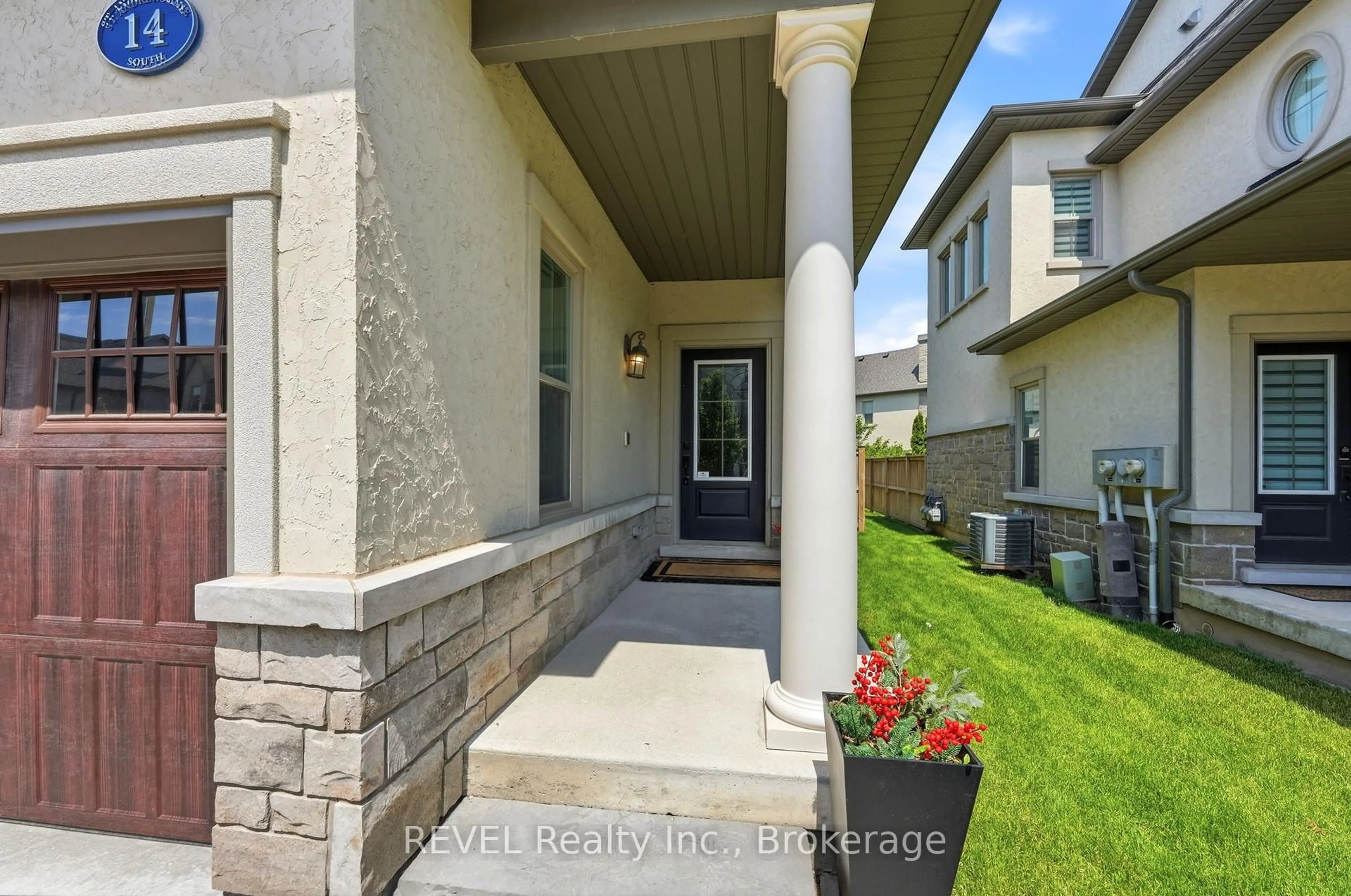 Indoor entryway for 14 St. Andrews Lane #S14, Niagara-on-the-Lake Ontario L0S 1J0