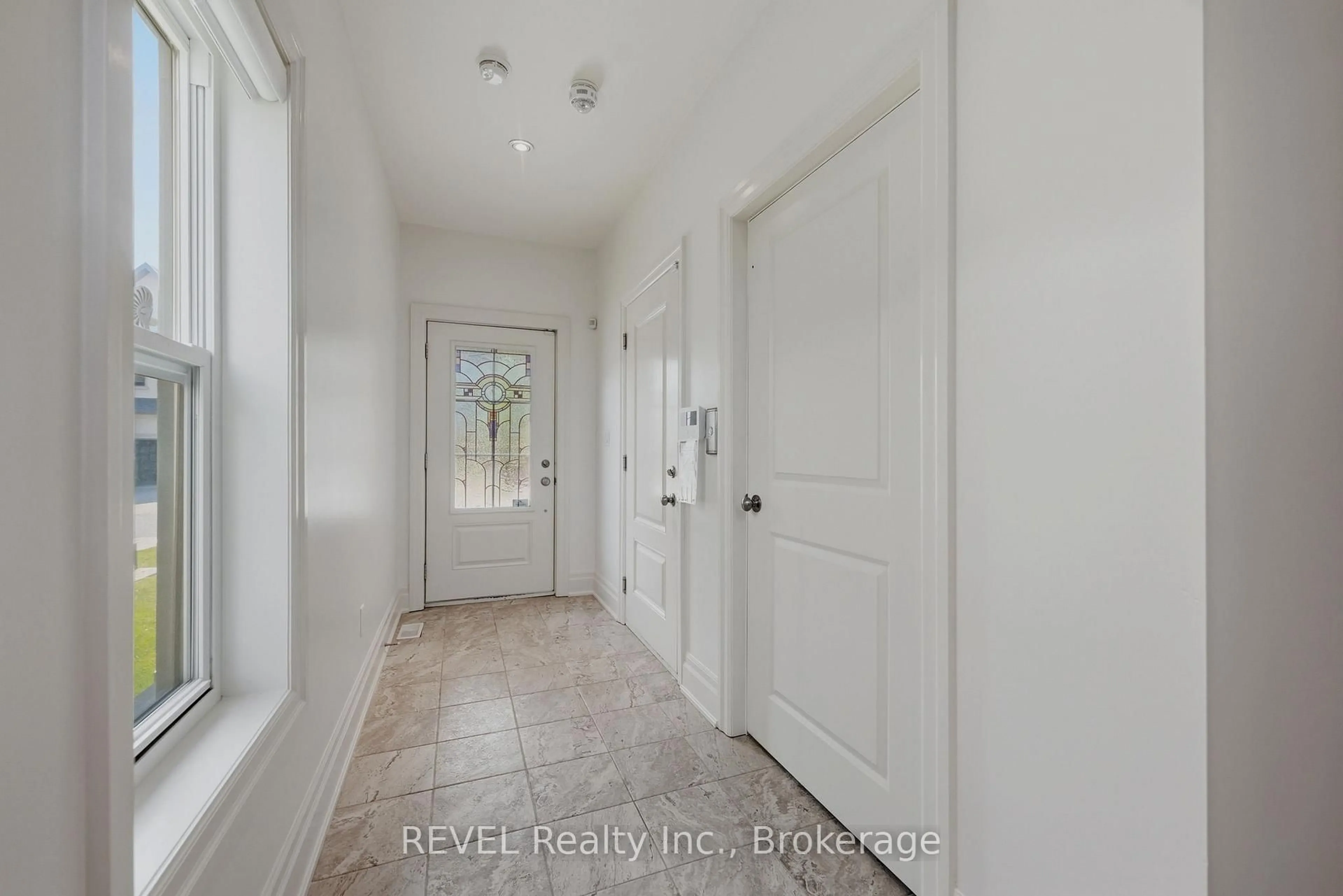 Indoor entryway for 14 St. Andrews Lane #S14, Niagara-on-the-Lake Ontario L0S 1J0