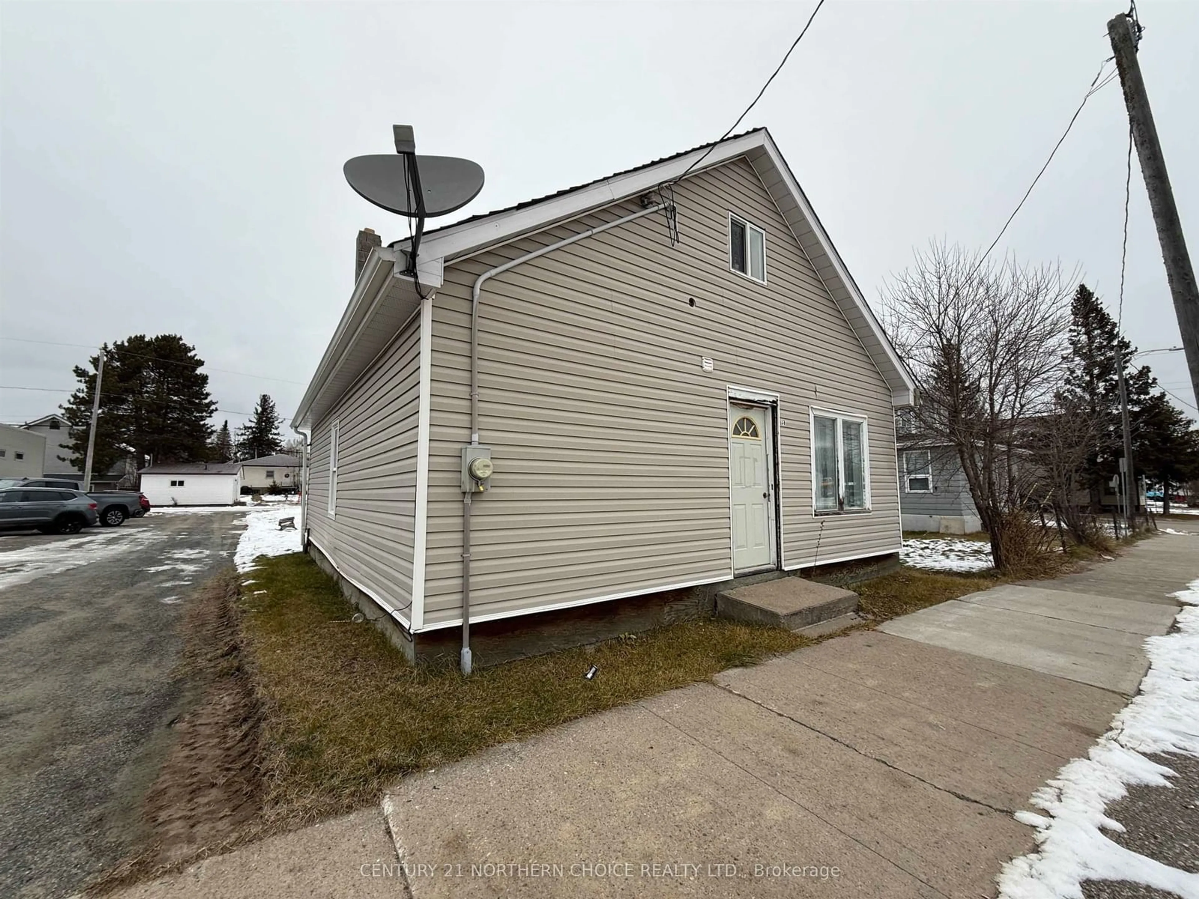 A pic from outside/outdoor area/front of a property/back of a property/a pic from drone, building for 38 King St, Sioux Lookout Ontario P8T 1E8