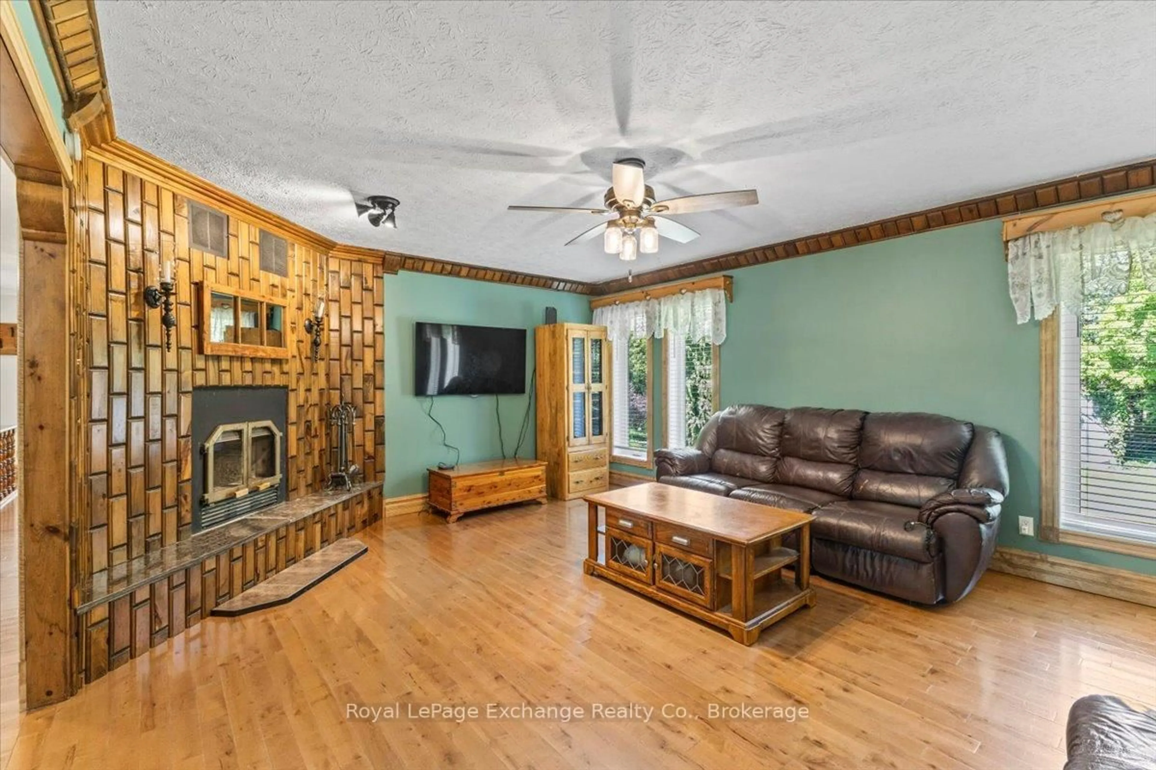 Living room with furniture, unknown for 39 Eastwood Cres, Kincardine Ontario N0G 2T0