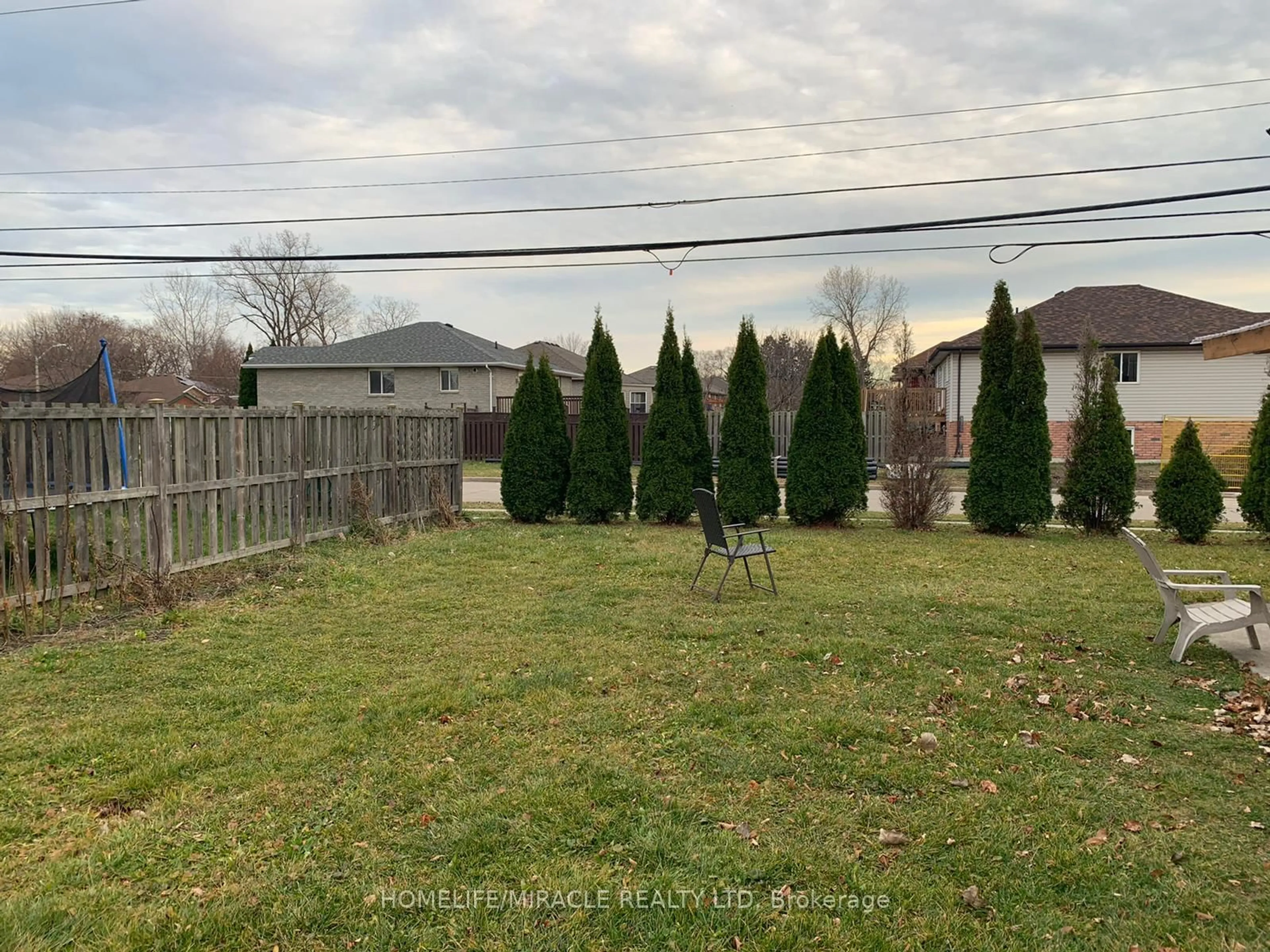 A pic from outside/outdoor area/front of a property/back of a property/a pic from drone, forest/trees view for 2392 Askin Ave, Windsor Ontario N9E 4Y2