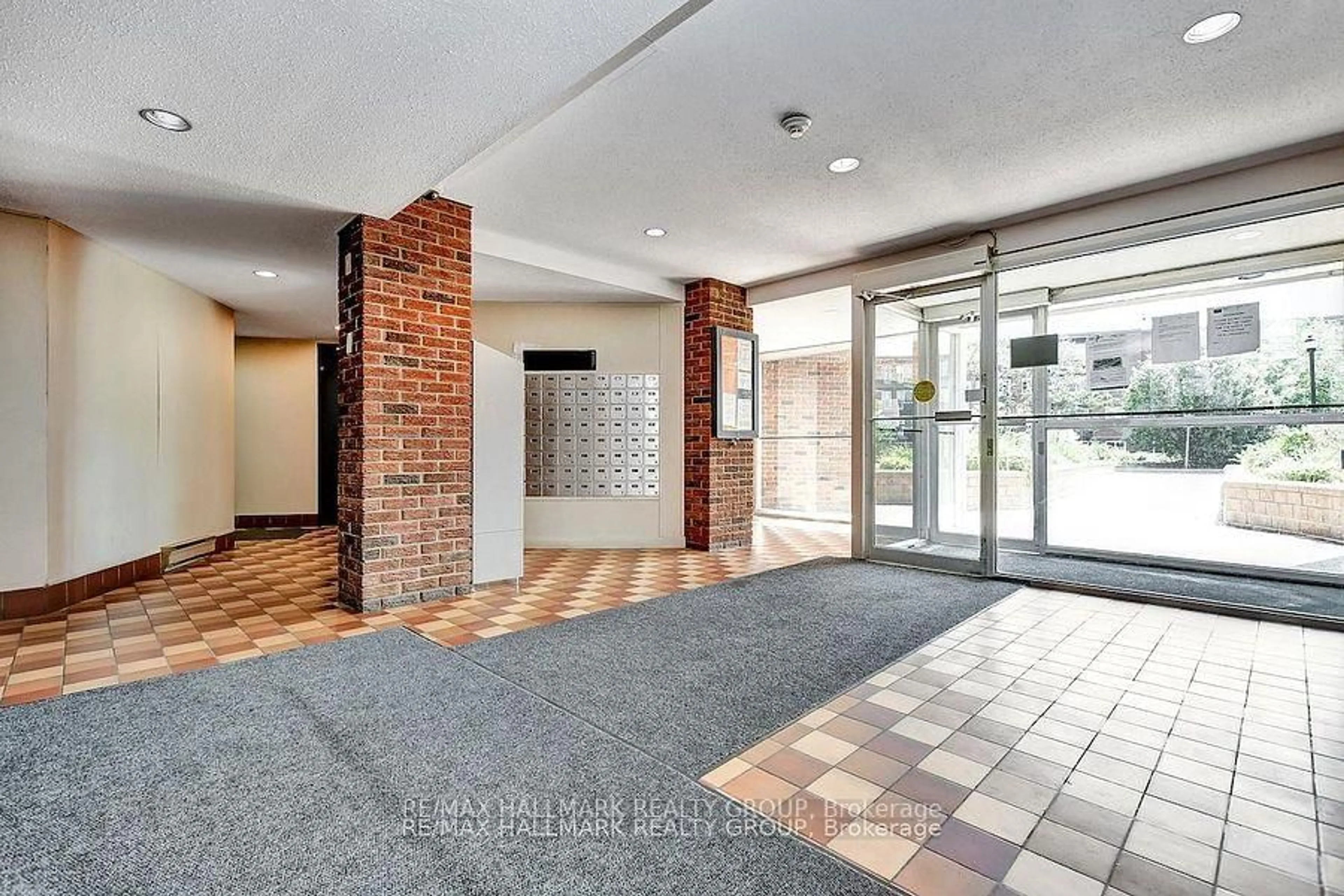 Indoor foyer for 2041 Arrowsmith Dr #401C, Ottawa Ontario K1J 7V7