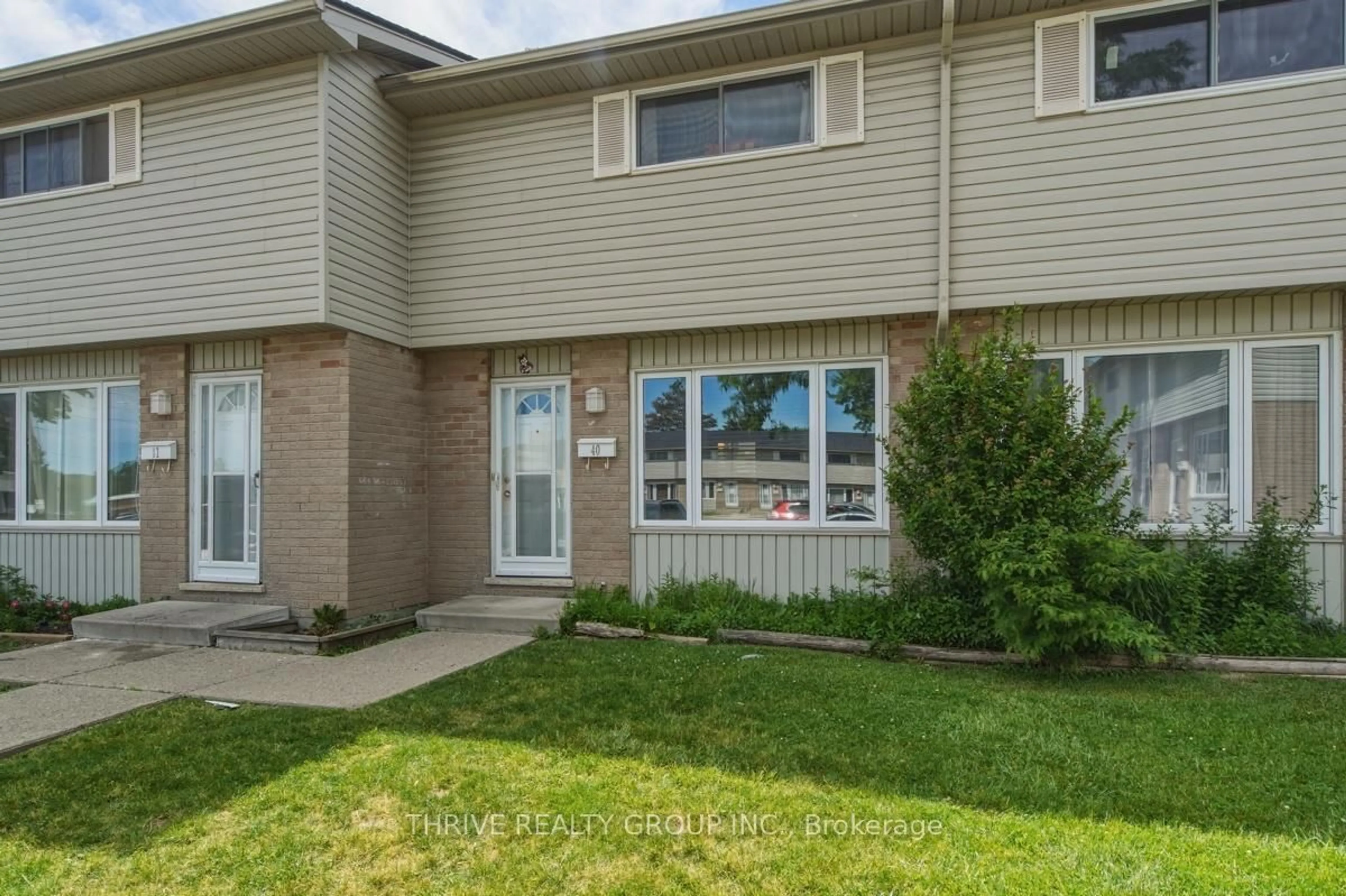 Home with vinyl exterior material, street for 1095 Jalna Blvd #40, London South Ontario N6E 2Y7