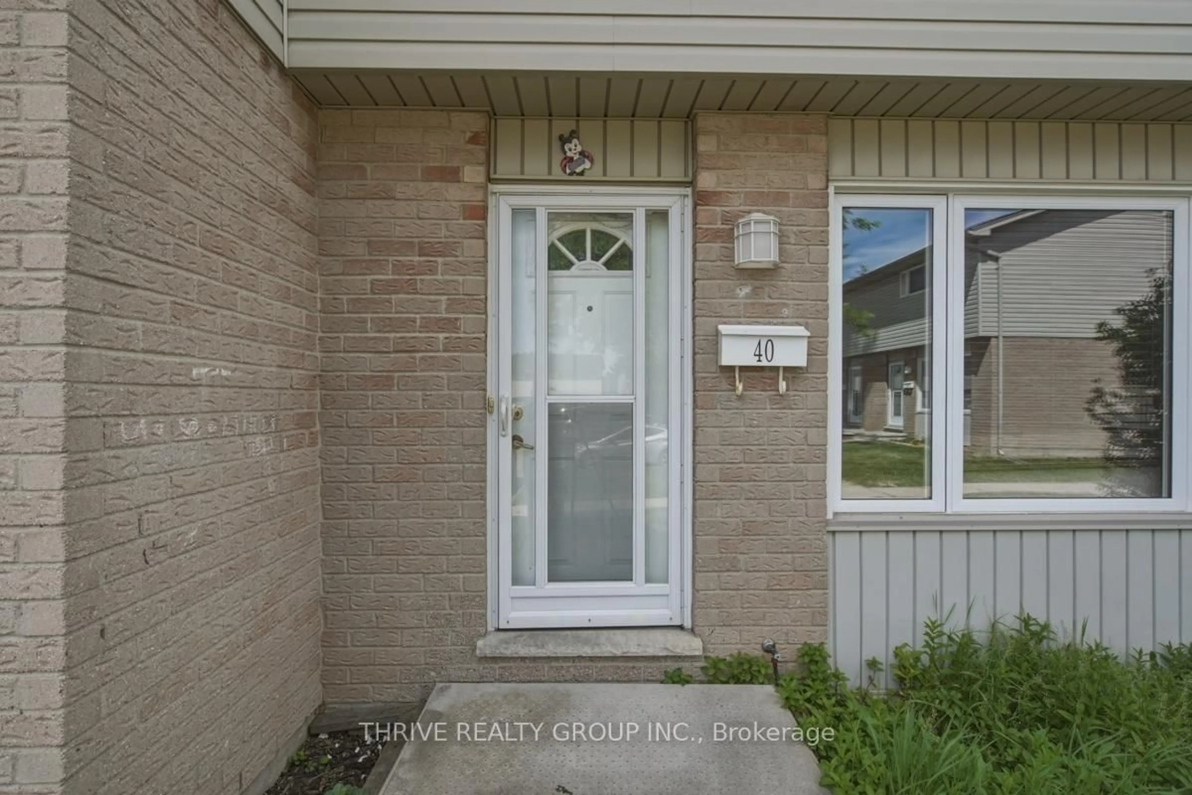 Indoor entryway for 1095 Jalna Blvd #40, London South Ontario N6E 2Y7