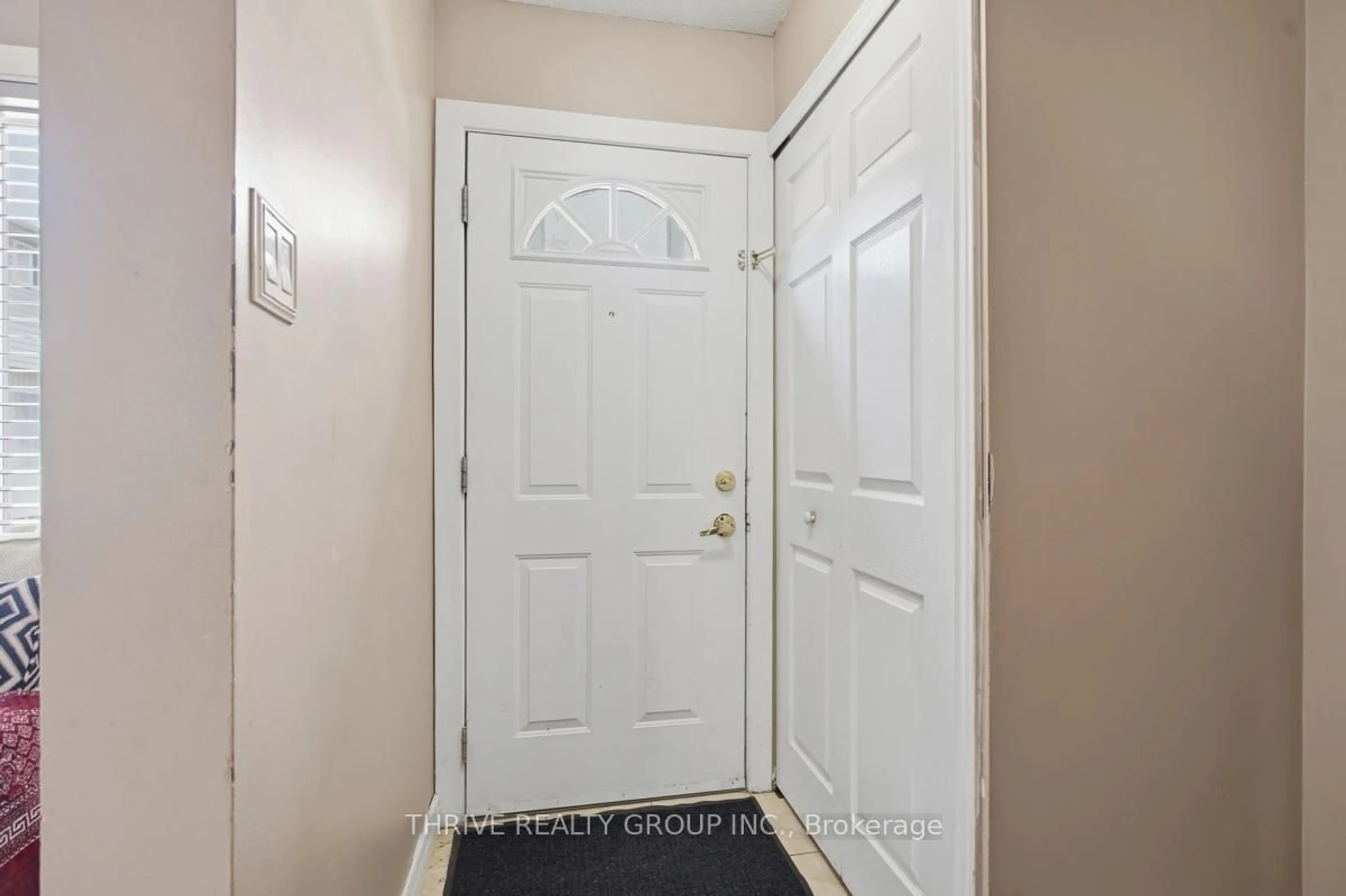 Indoor entryway for 1095 Jalna Blvd #40, London South Ontario N6E 2Y7