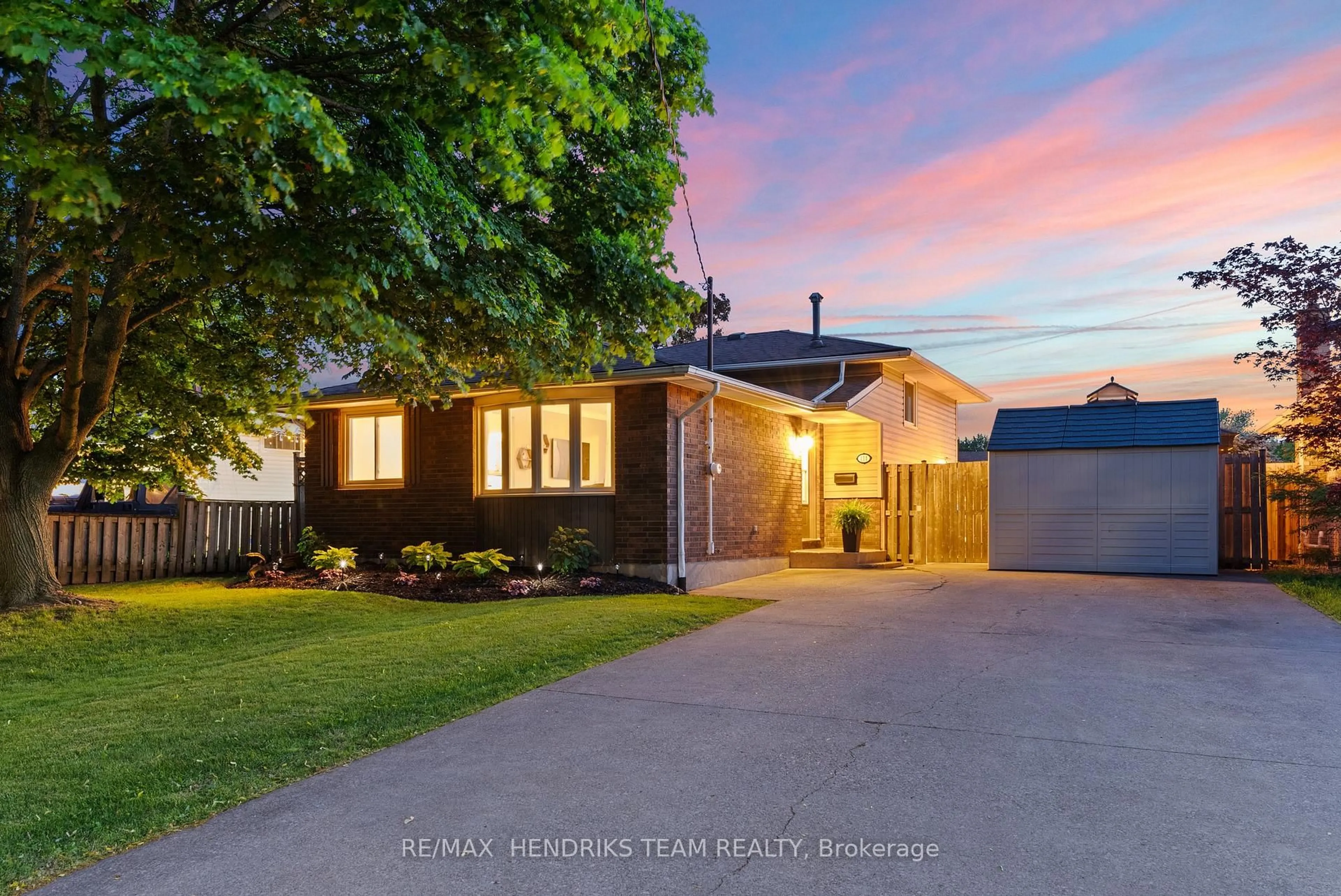 A pic from outside/outdoor area/front of a property/back of a property/a pic from drone, street for 111 Meredith Dr, St. Catharines Ontario L2M 6C5