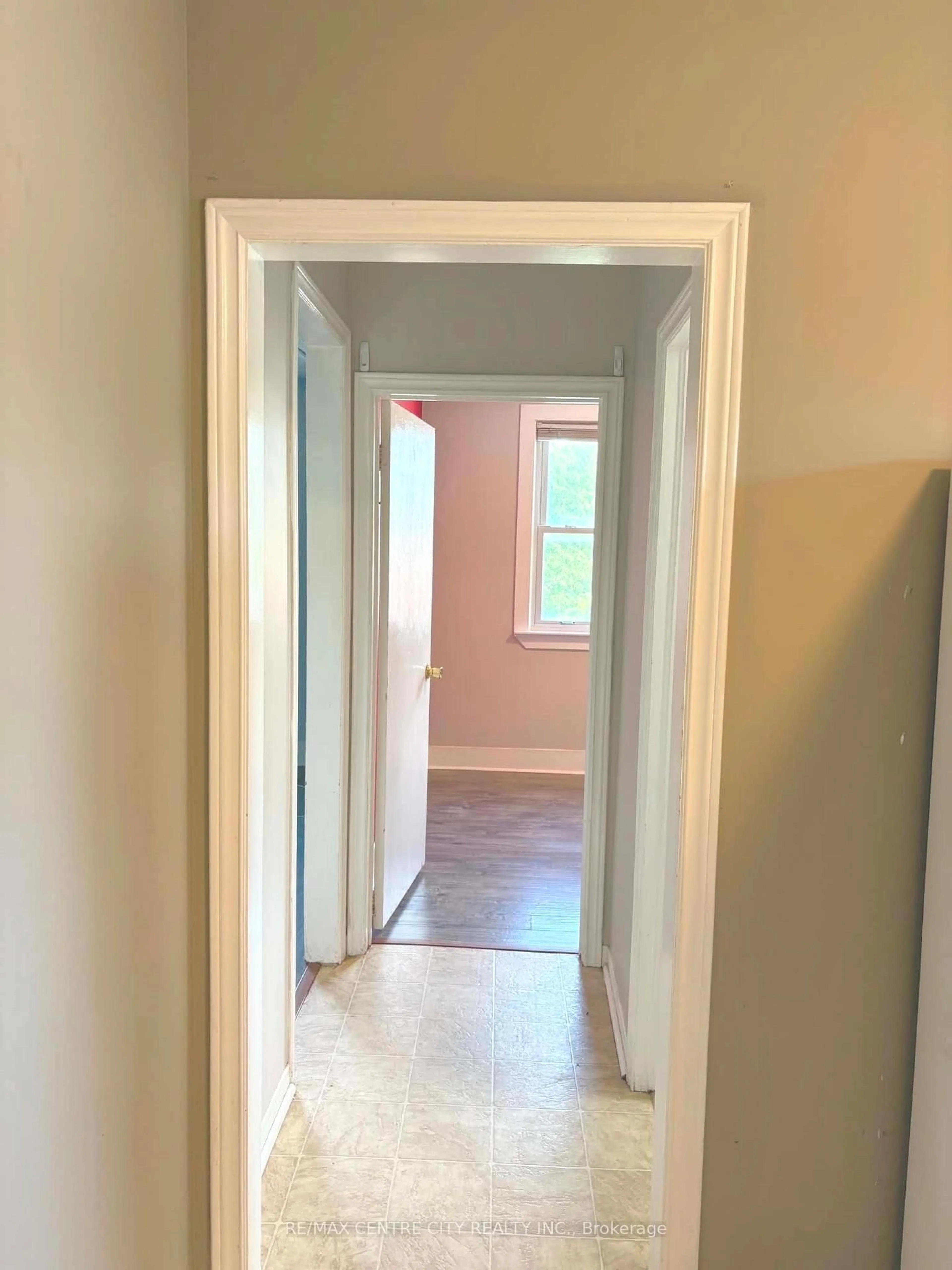 A pic of a room for 31 Langarth St #Upper, London South Ontario N6J 1P3