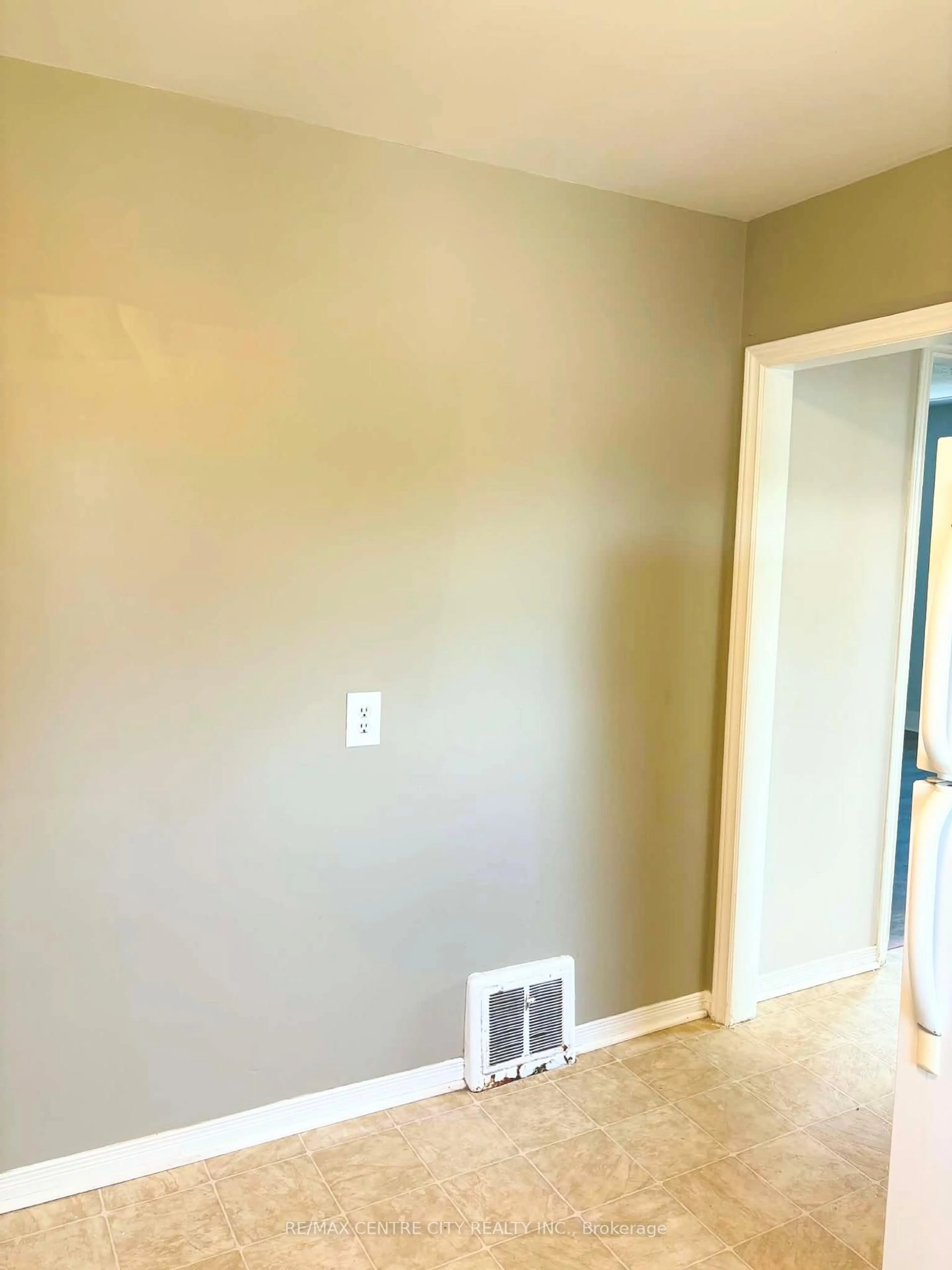 A pic of a room for 31 Langarth St #Upper, London South Ontario N6J 1P3