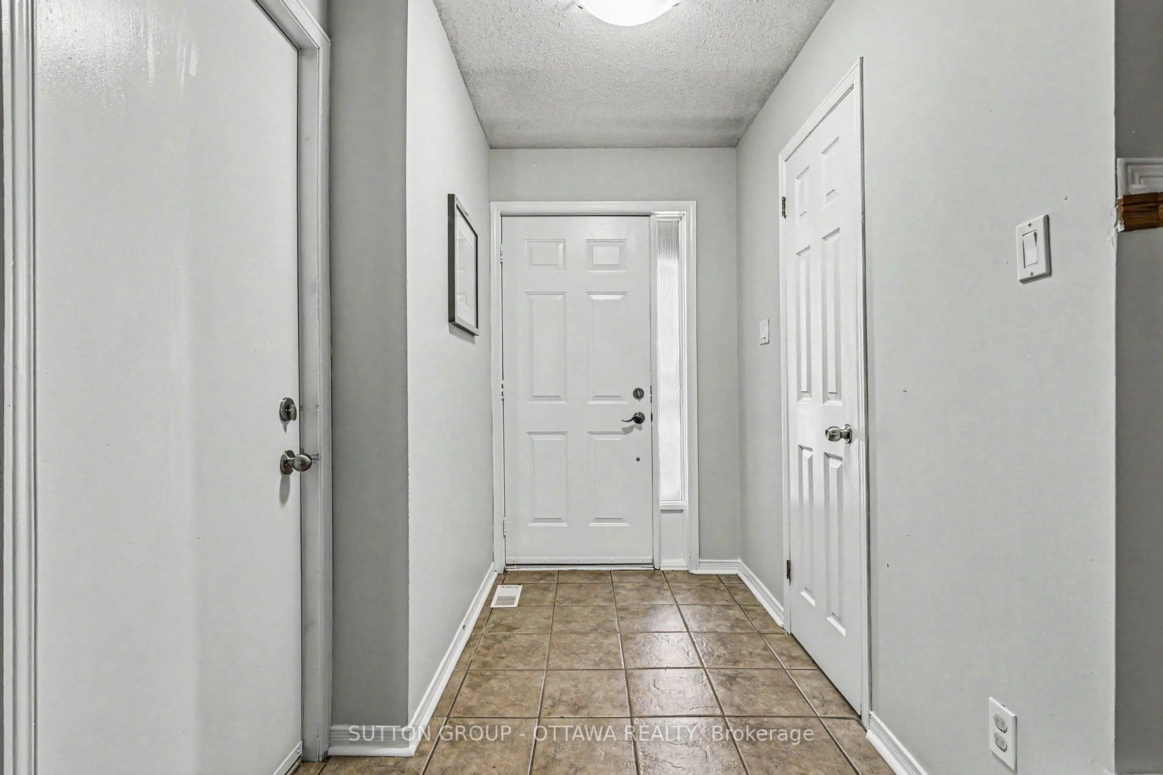 Indoor entryway for 80 Burlington Cres, Ottawa Ontario K1T 3K4