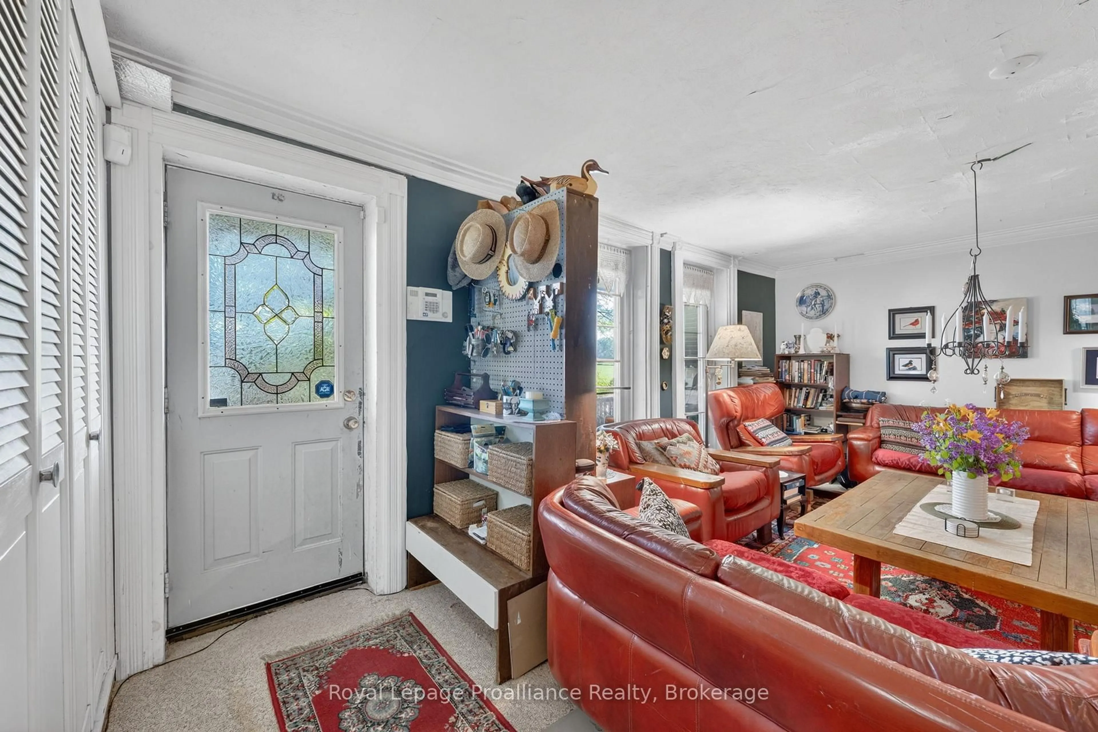 Indoor entryway for 98 Frankford Rd, Quinte West Ontario K0K 2B0