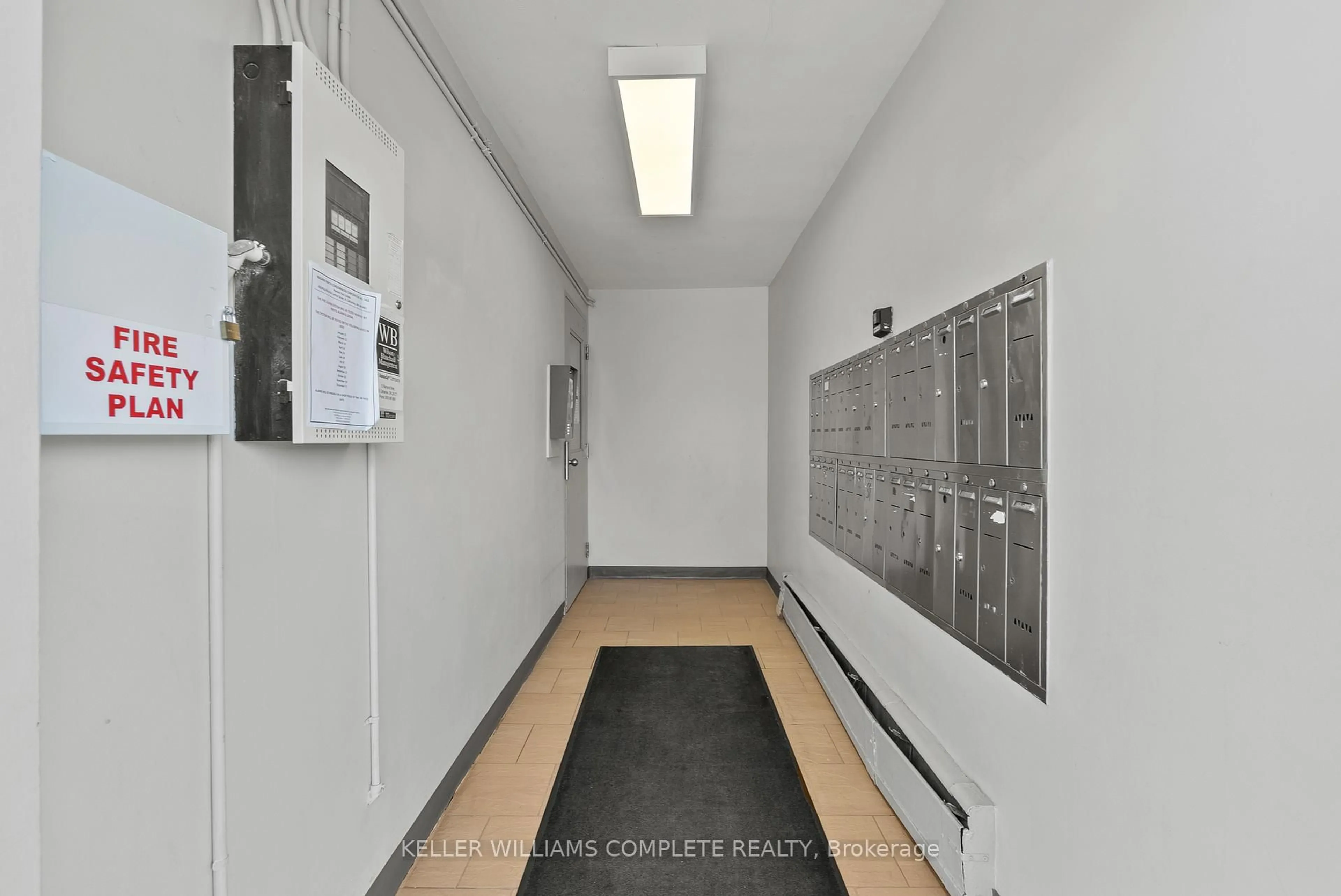 Indoor foyer for 456 CARLTON St #37, St. Catharines Ontario L2M 4X1