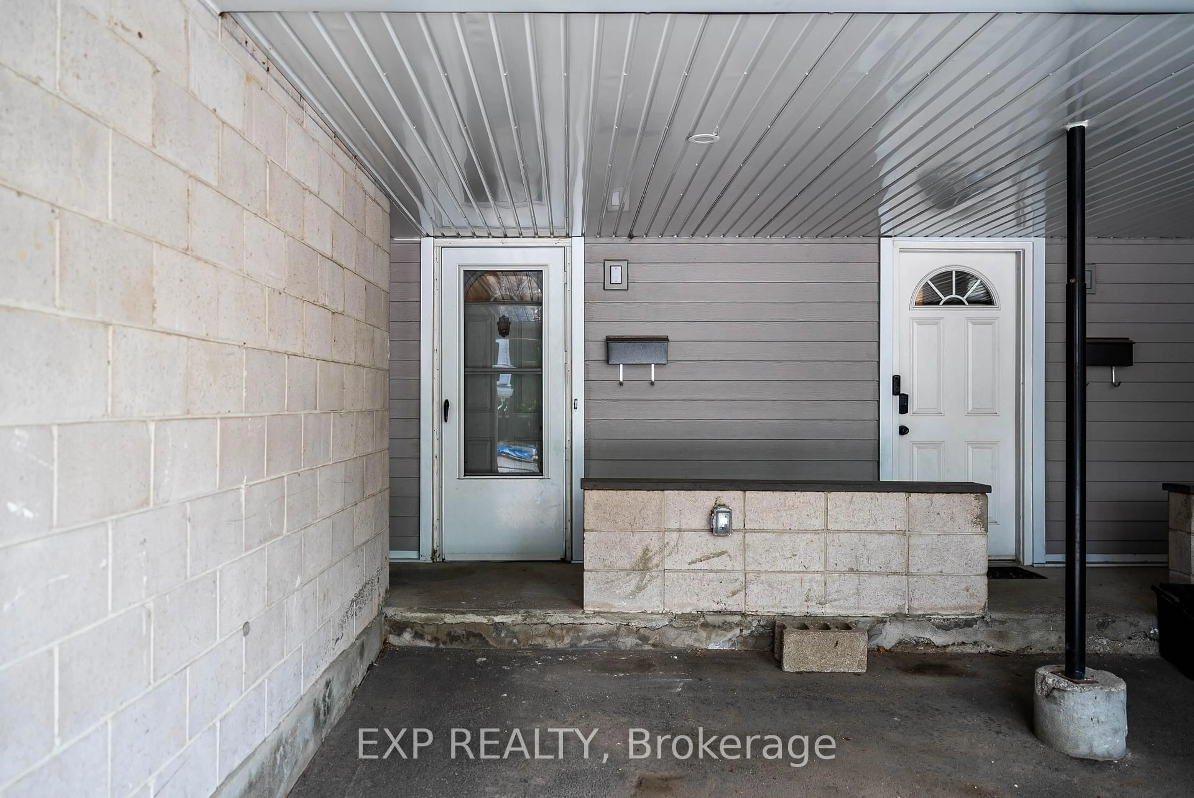 Indoor entryway for 3415 Uplands Dr #53, Ottawa Ontario K1V 9N4