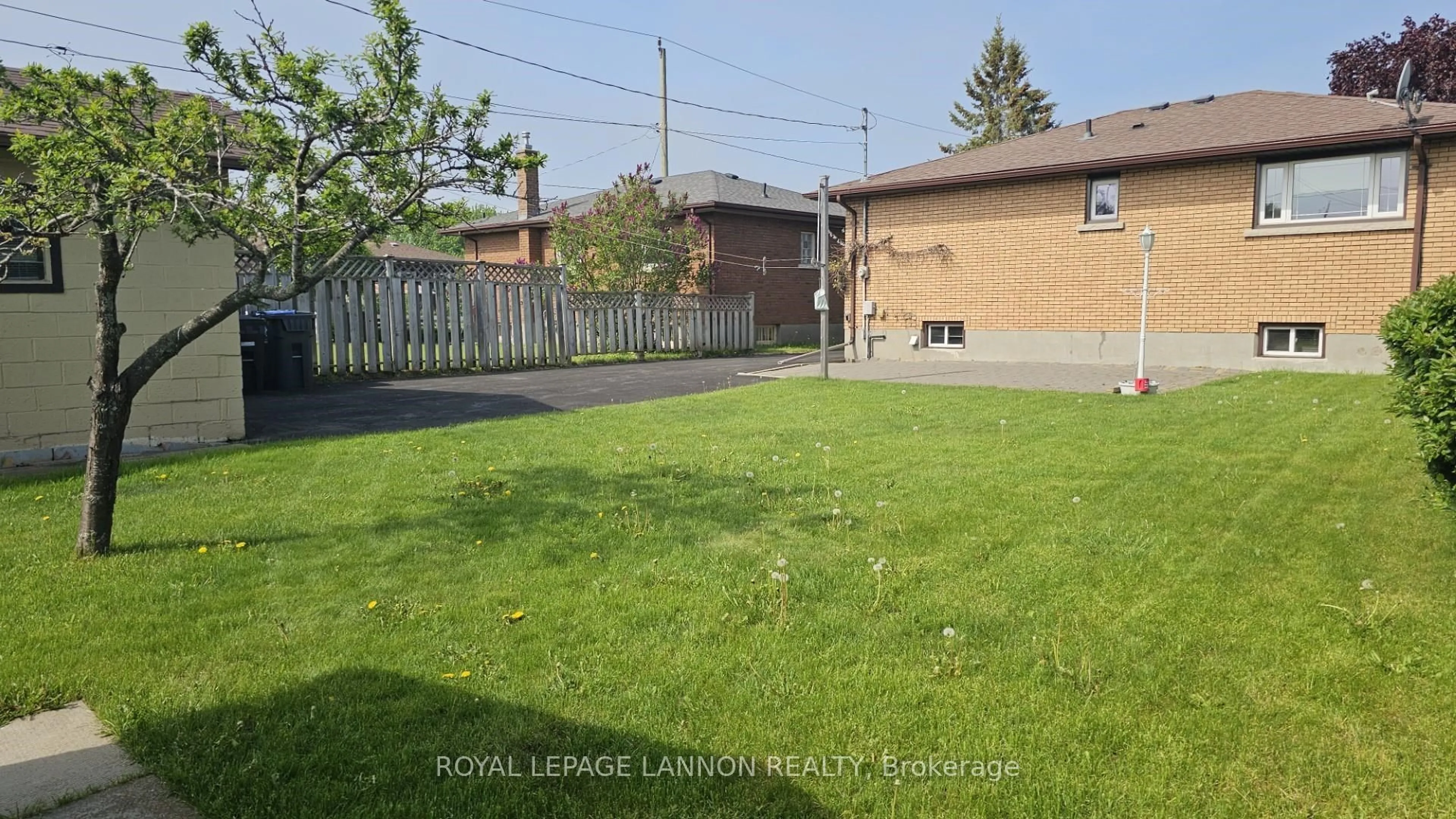 Patio, street for 936 Broadmore Ave, Thunder Bay Ontario P7E 2Y5