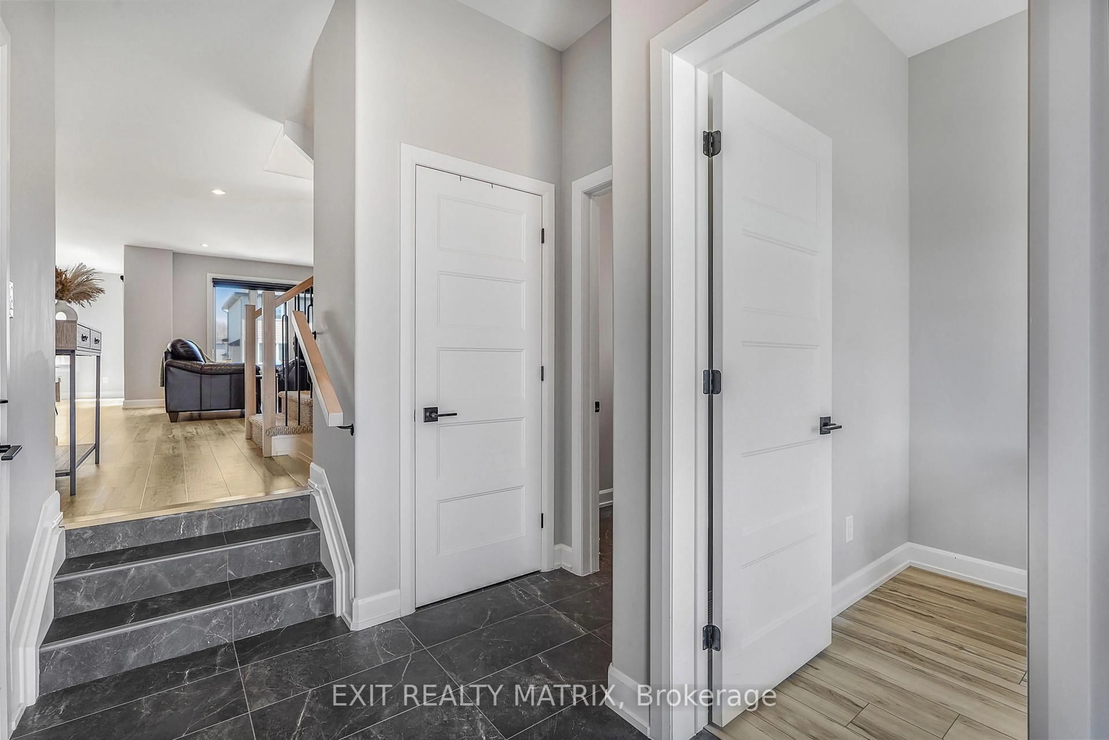 Indoor entryway for 1202 Montblanc Cres, Russell Ontario K0A 1W0