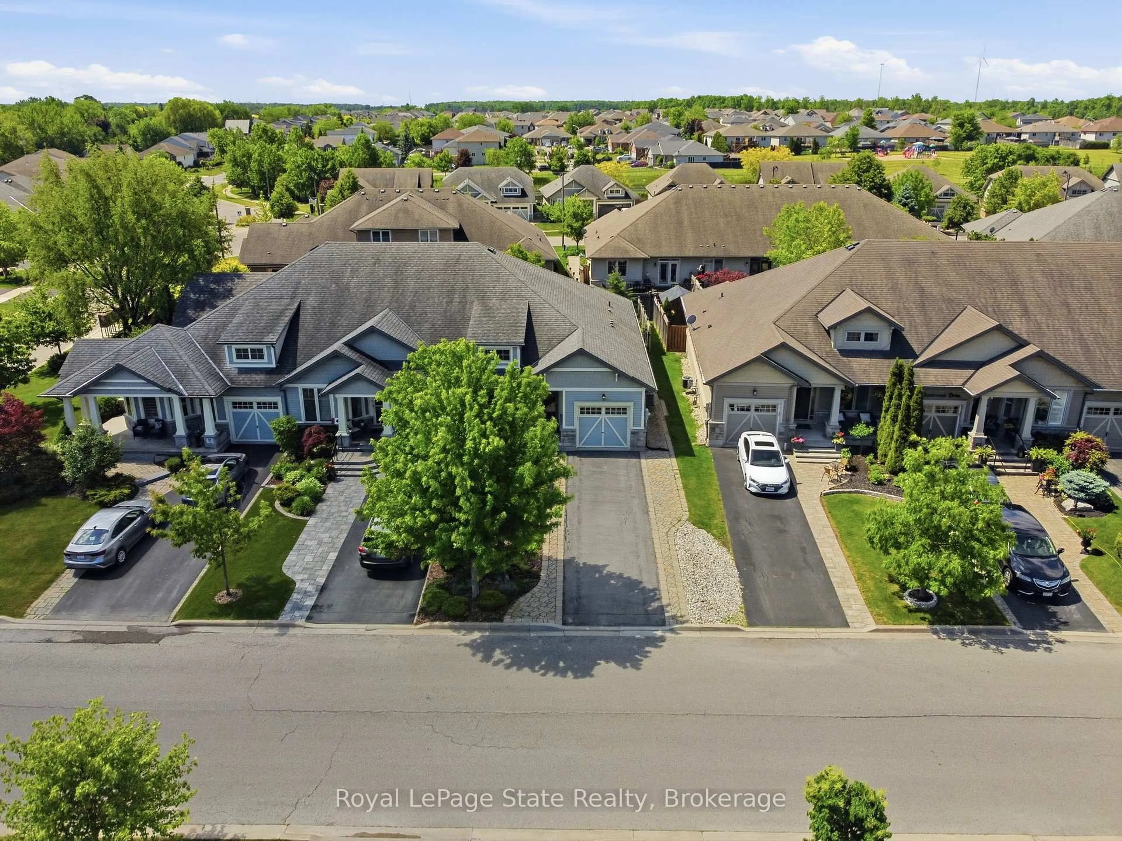 A pic from outside/outdoor area/front of a property/back of a property/a pic from drone, street for 6 Manorwood Dr, West Lincoln Ontario L0R 2A0
