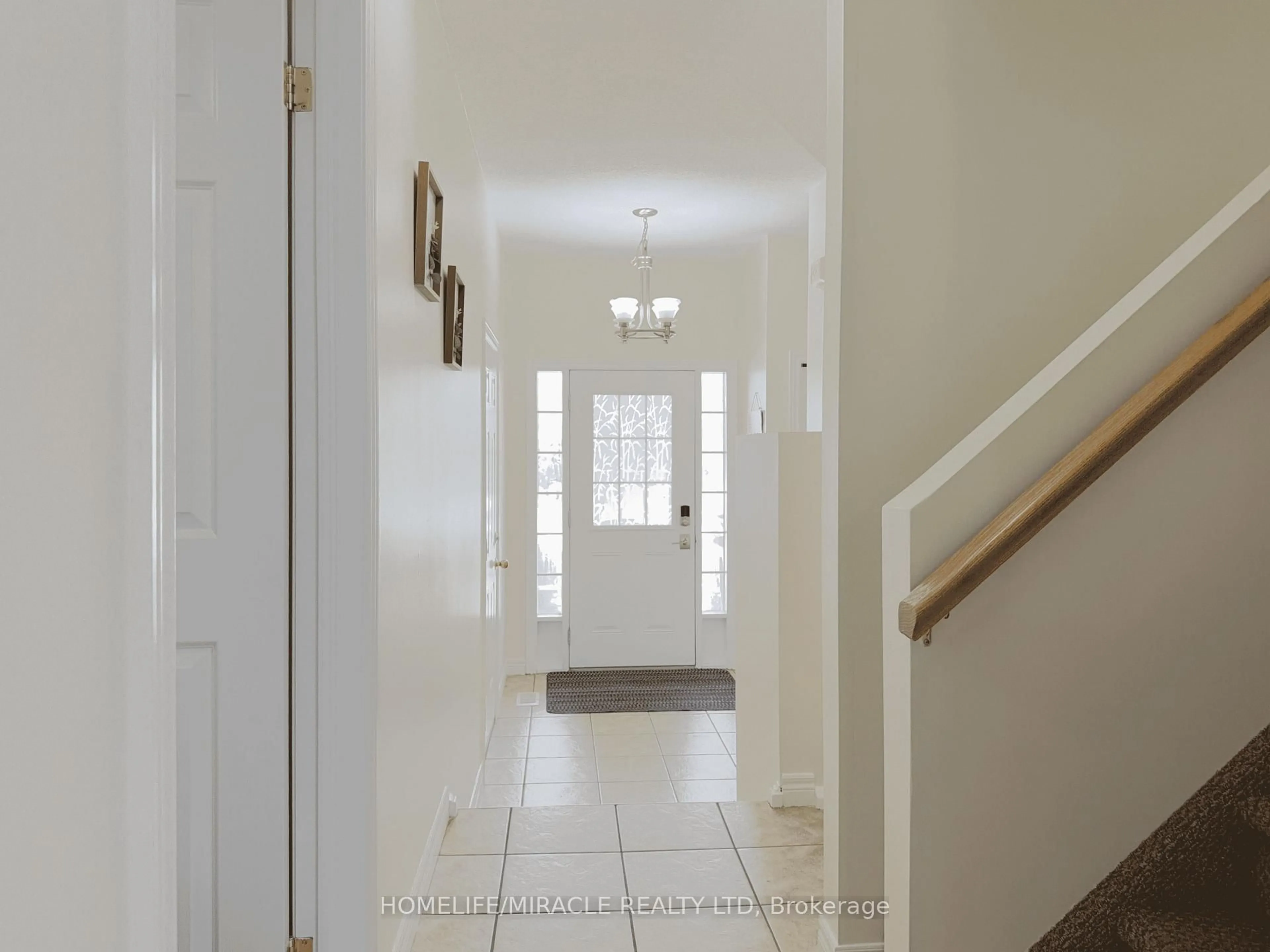 Indoor foyer for 78 Colton Circ, Kitchener Ontario N2A 4K4