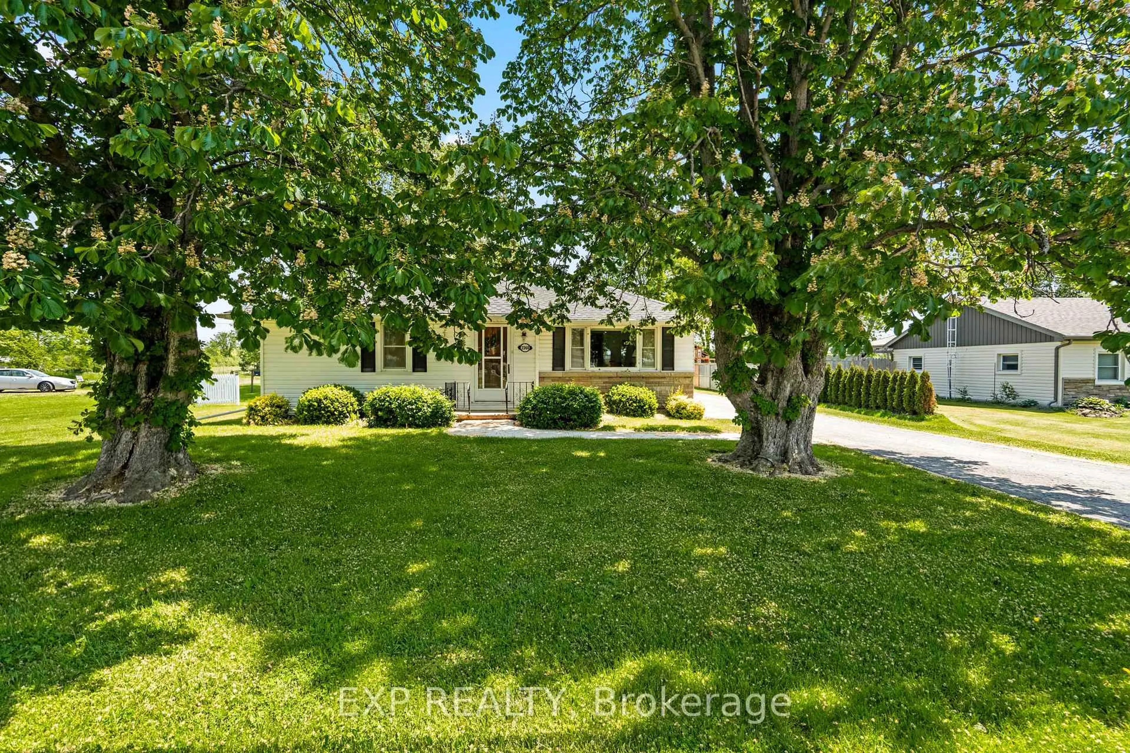 A pic from outside/outdoor area/front of a property/back of a property/a pic from drone, street for 2368 Stevensville Rd, Fort Erie Ontario L0S 1S0