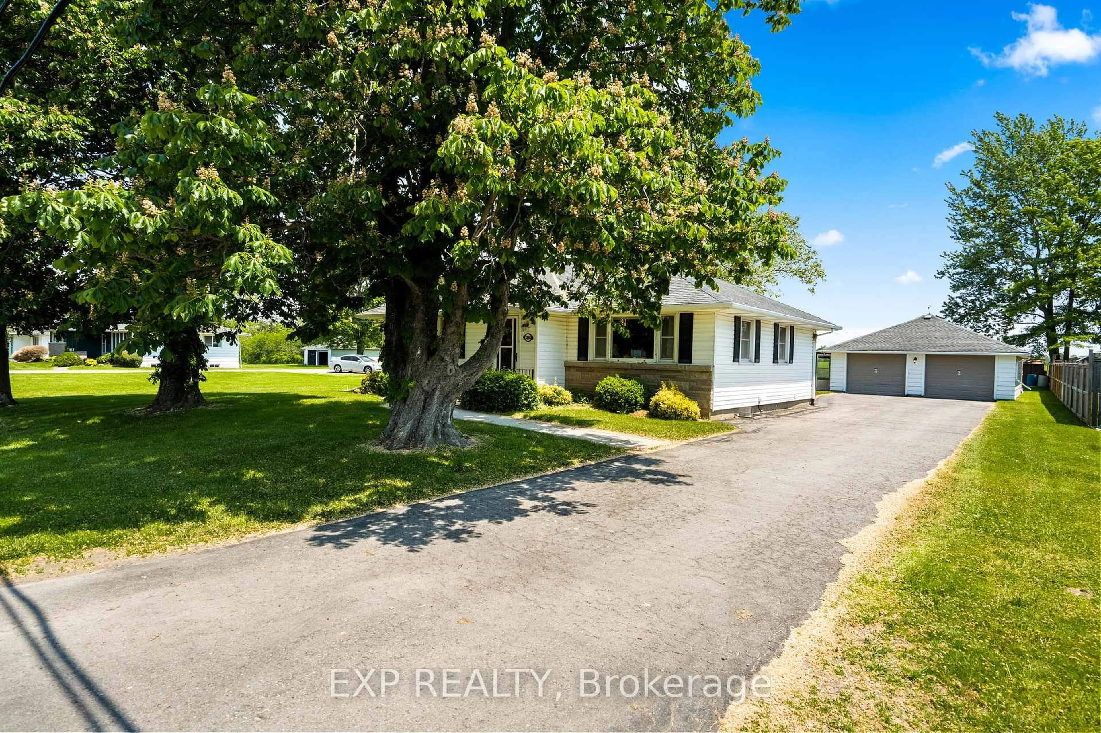 A pic from outside/outdoor area/front of a property/back of a property/a pic from drone, street for 2368 Stevensville Rd, Fort Erie Ontario L0S 1S0