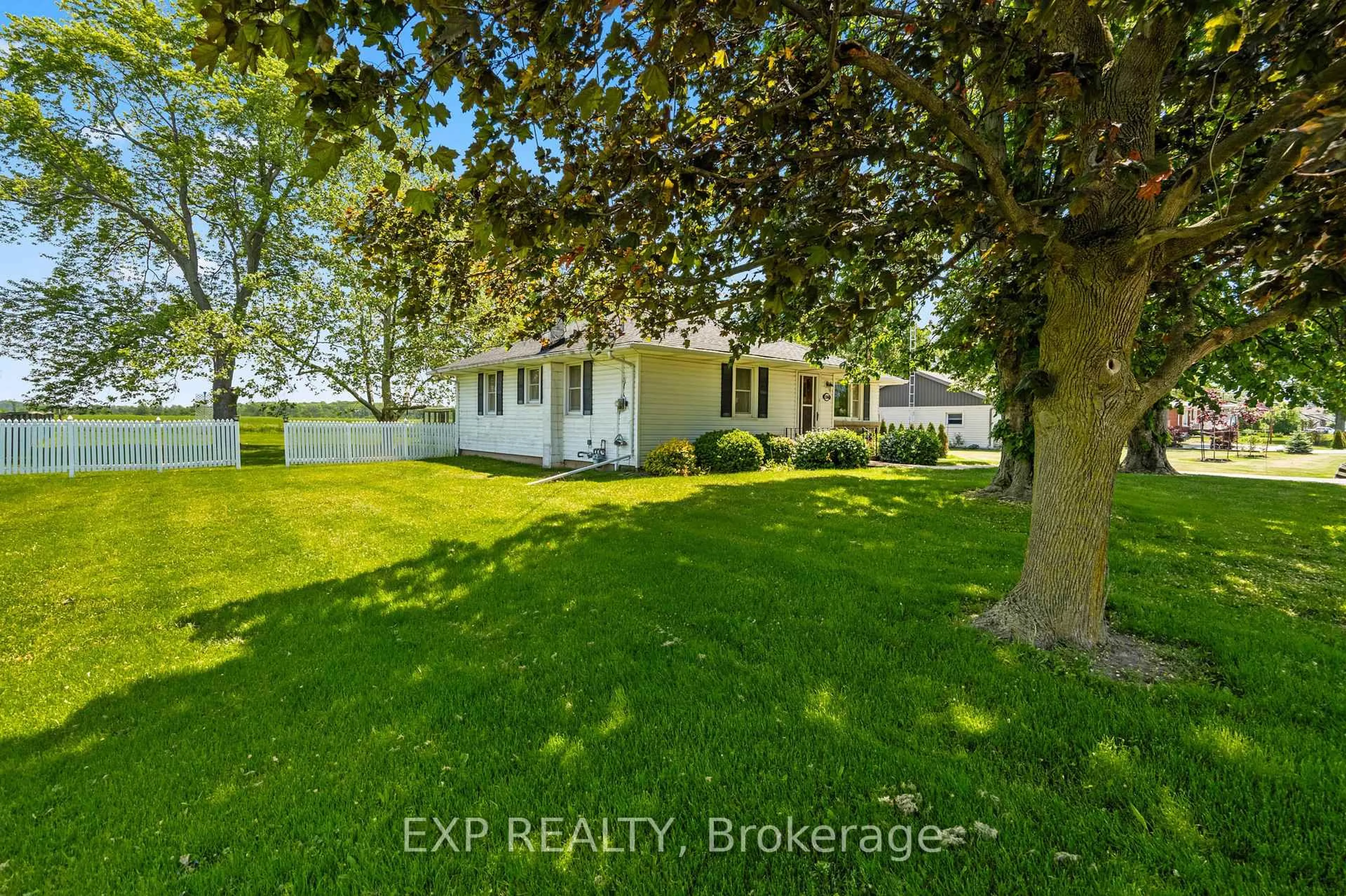 A pic from outside/outdoor area/front of a property/back of a property/a pic from drone, unknown for 2368 Stevensville Rd, Fort Erie Ontario L0S 1S0