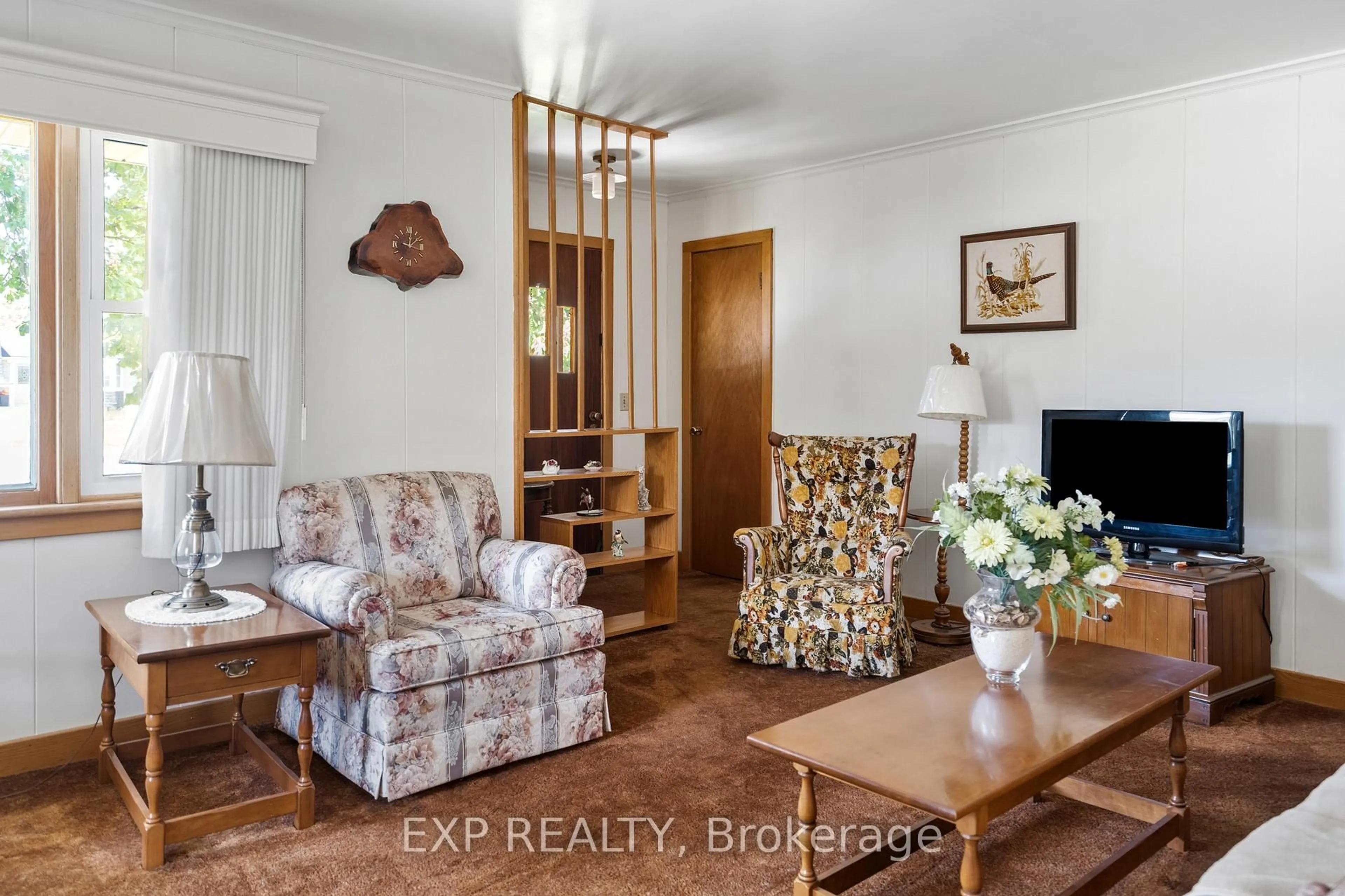 Living room with furniture, wood/laminate floor for 2368 Stevensville Rd, Fort Erie Ontario L0S 1S0