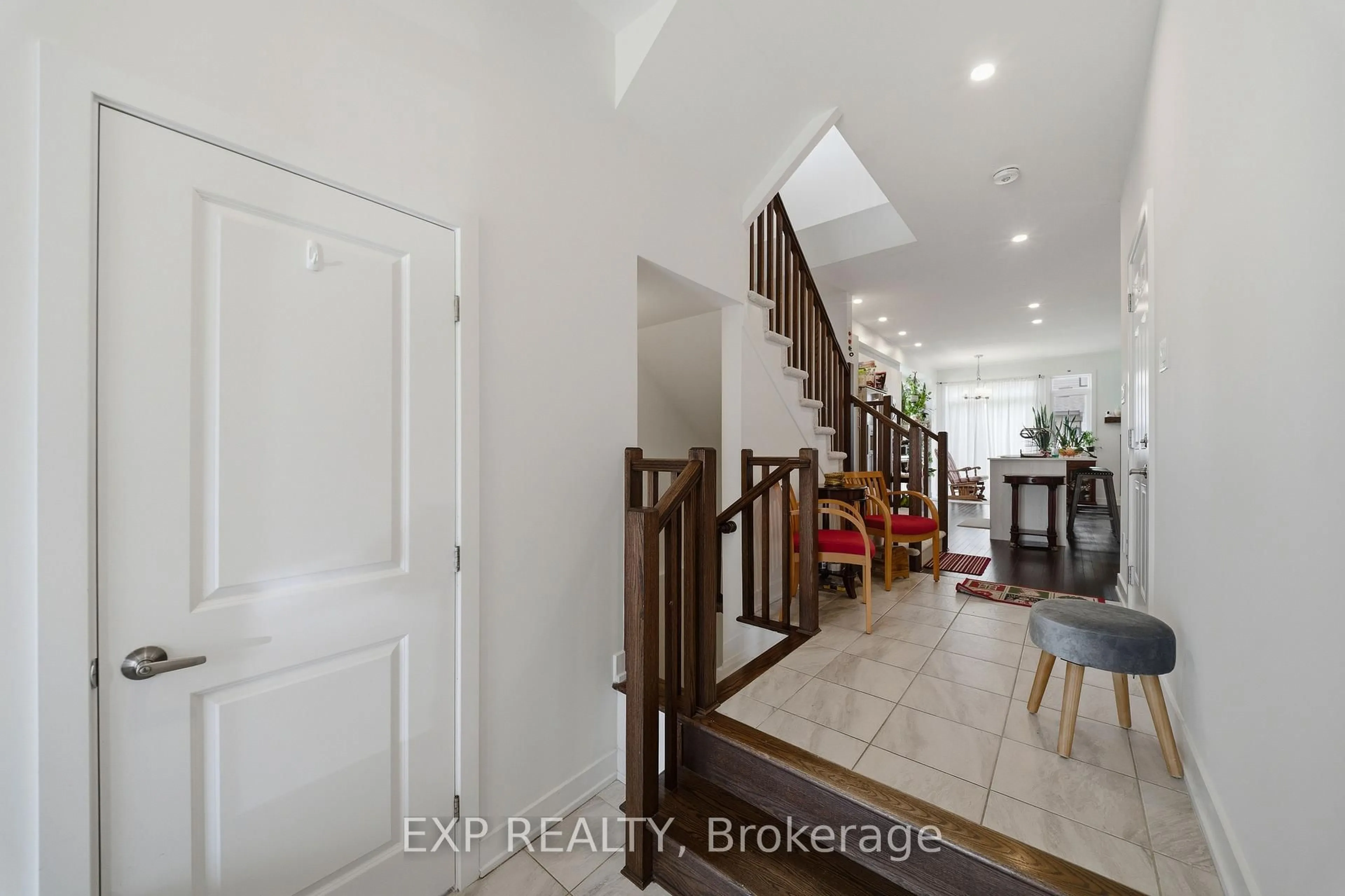 Indoor entryway for 51 Robusta Lane, Ottawa Ontario K2J 6Y7